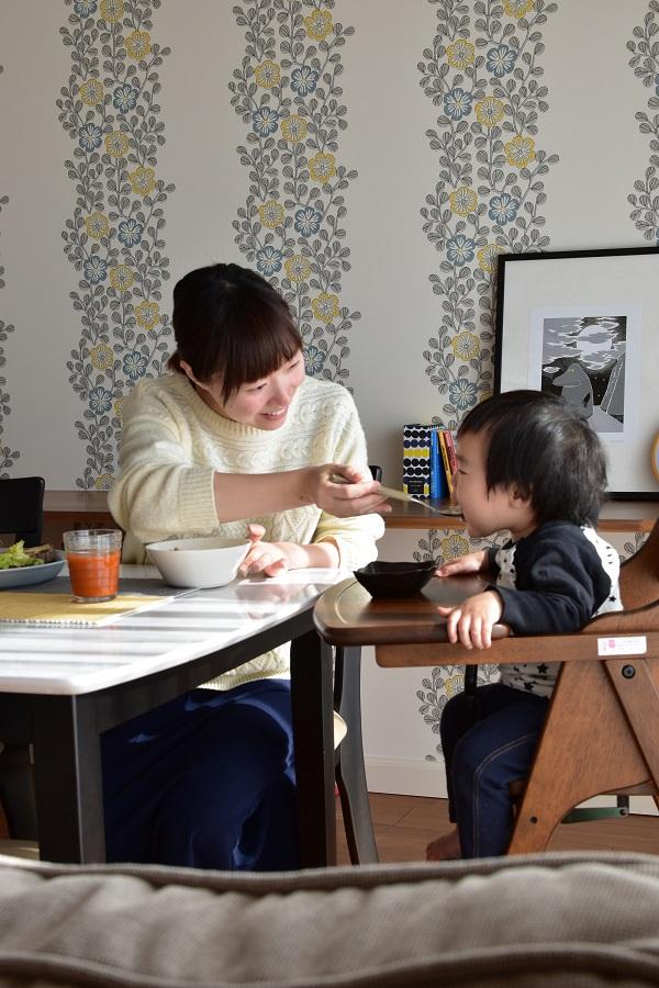 お子様とご飯を食べている様子の写真