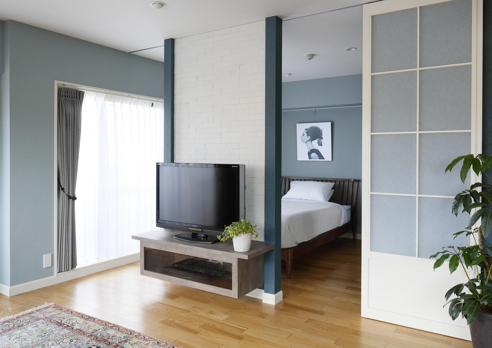 セミオープンスタイルの寝室の写真