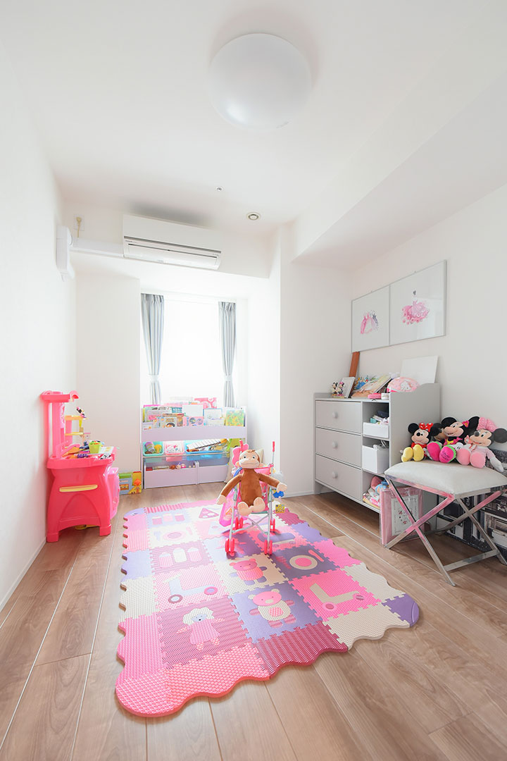 真っ白な壁紙と明るい色目の床材でポップな印象に新設した明るい子供部屋