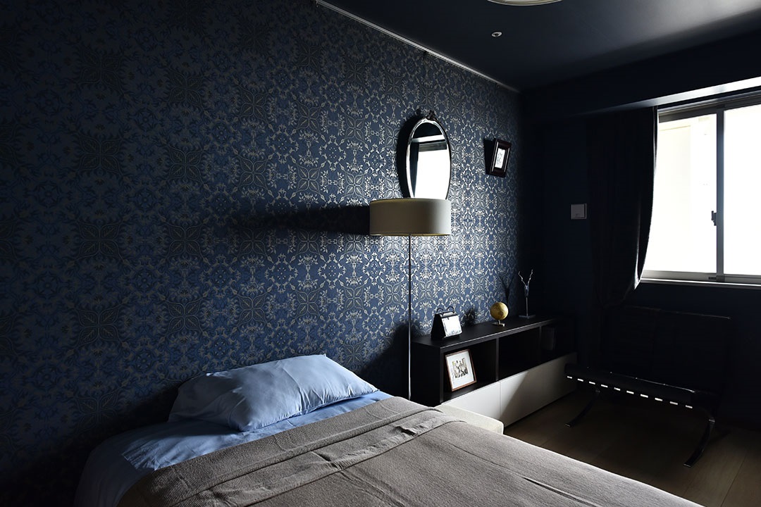 寝室の写真。落ち着いたダークトーンの色合い。