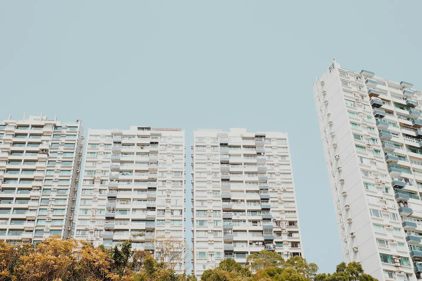 古い高層マンション群