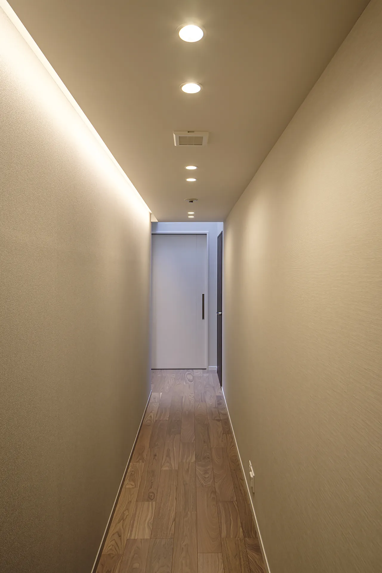 廊下の仕上げや照明にもこだわった