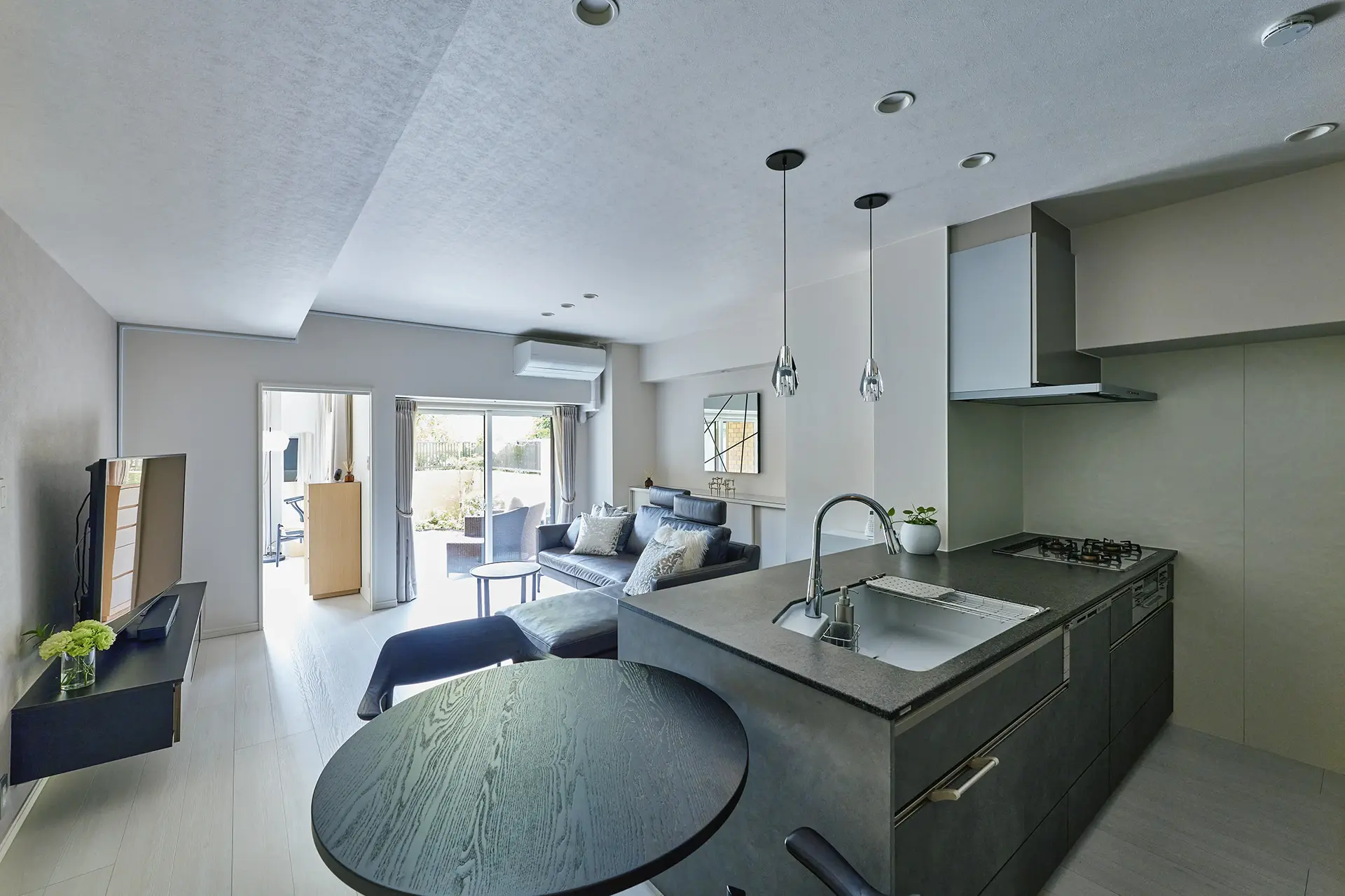 対面式のキッチンがLDKのつながりを演出