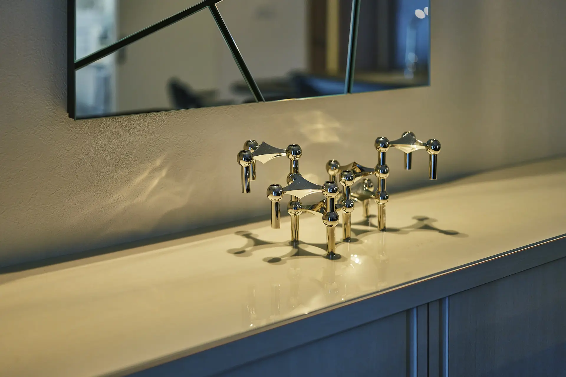 リビングの収納部の天板は飾り棚としても活用