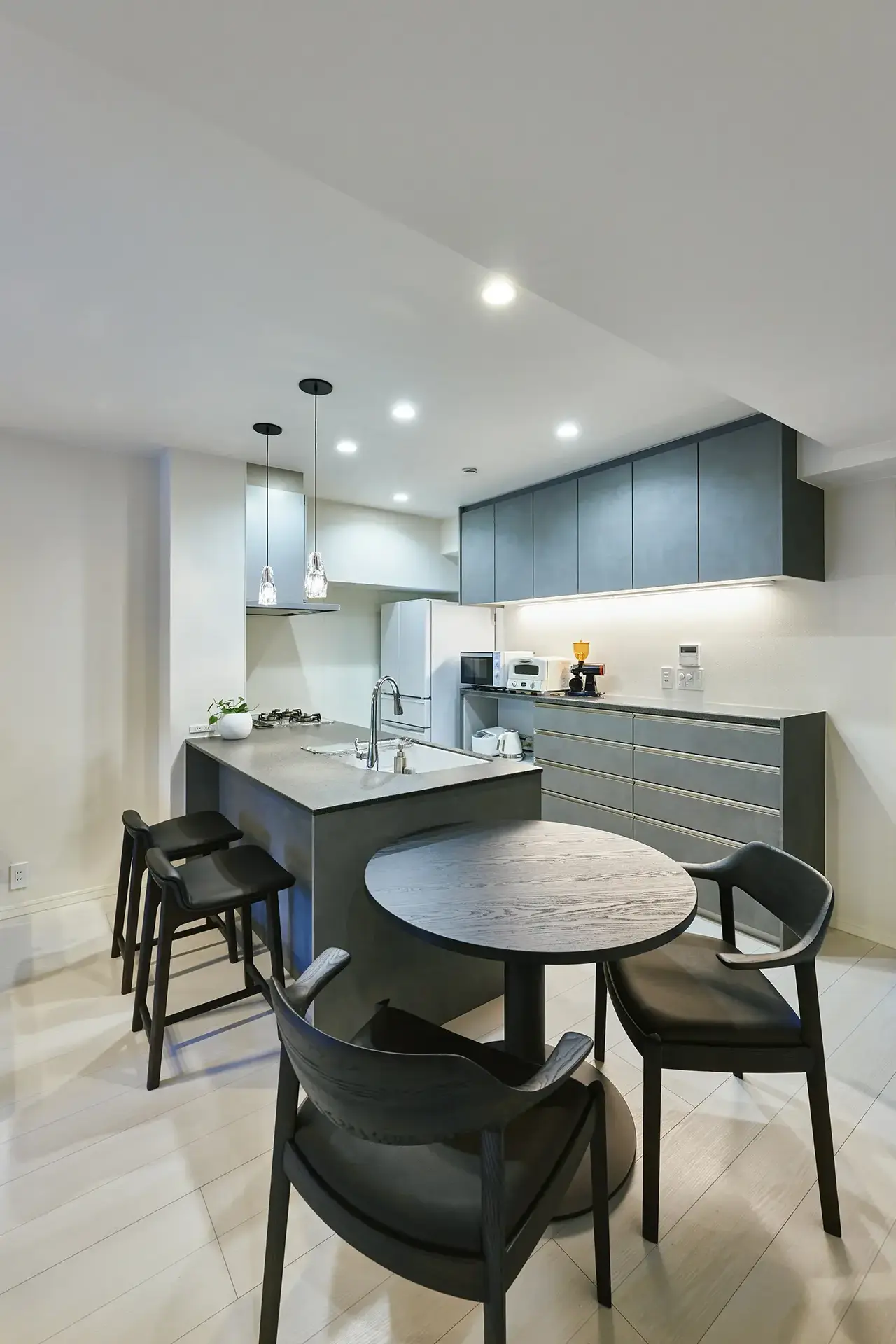 ダイニングの家具はカンディハウスを採用