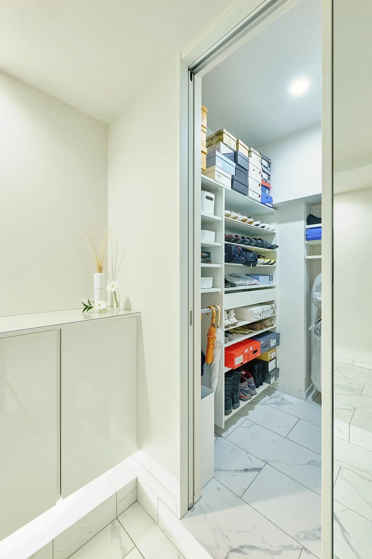 既存の別の部屋の収納部をシューズインクローゼットにリノベーション