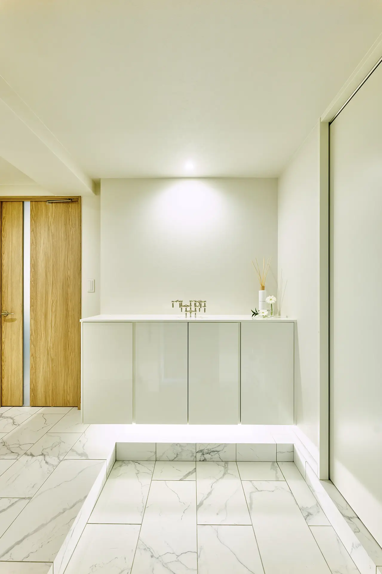 石調の床が上質感を生む玄関まわり