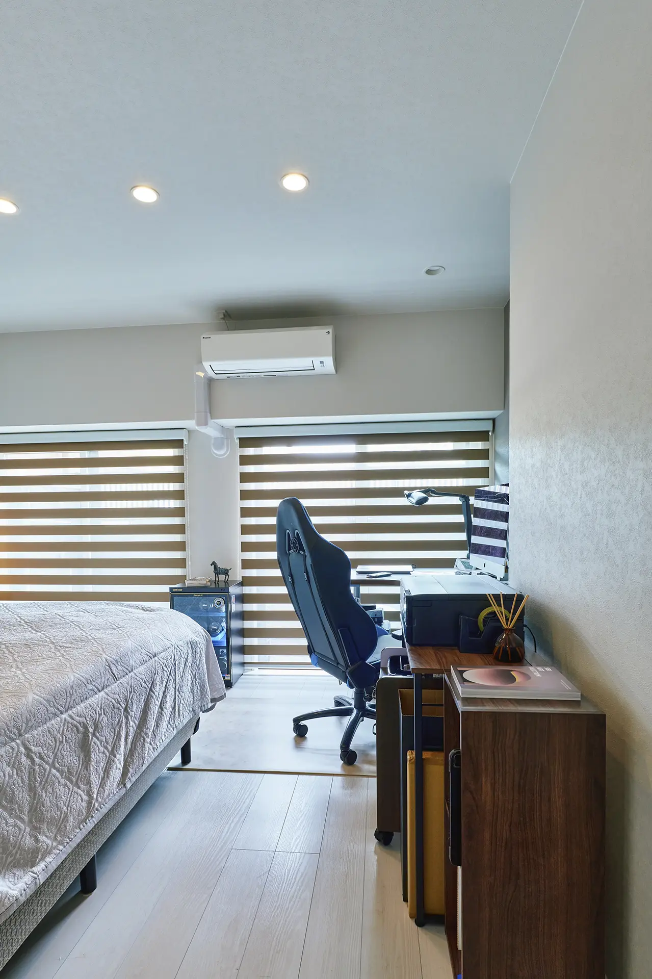 スタイリッシュな印象の洋室1