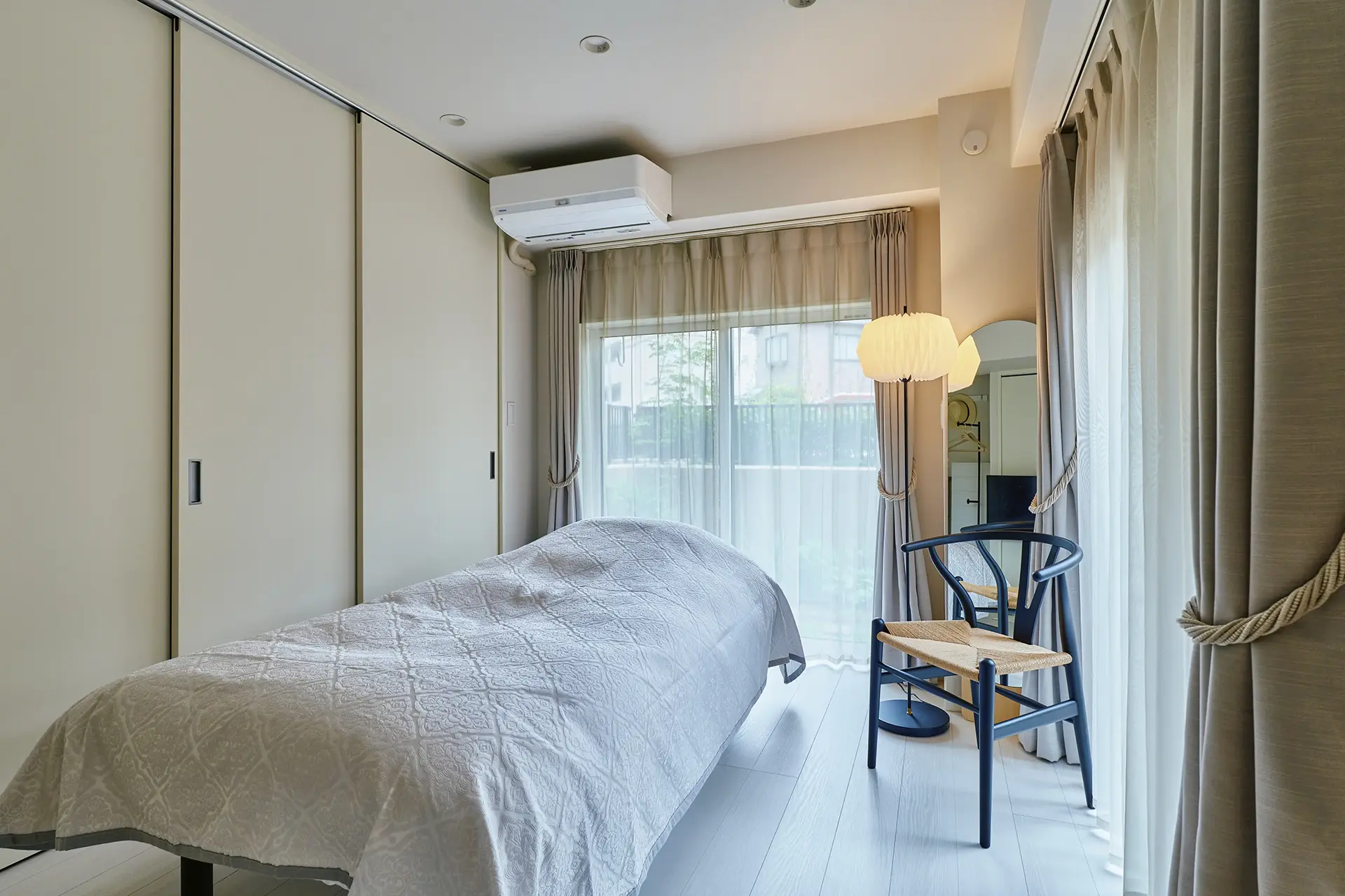 庭に面した寝室