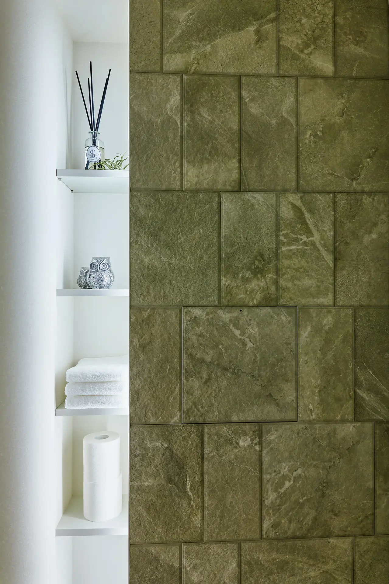 壁面の一部には飾り棚を設けた