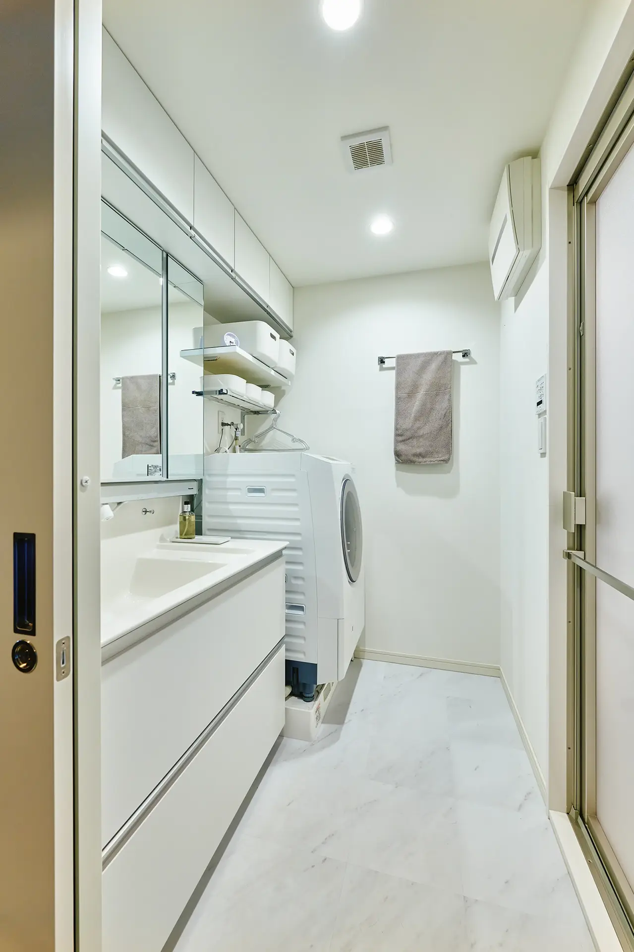 清掃性が高く清潔感のある仕上げで統一した洗面室