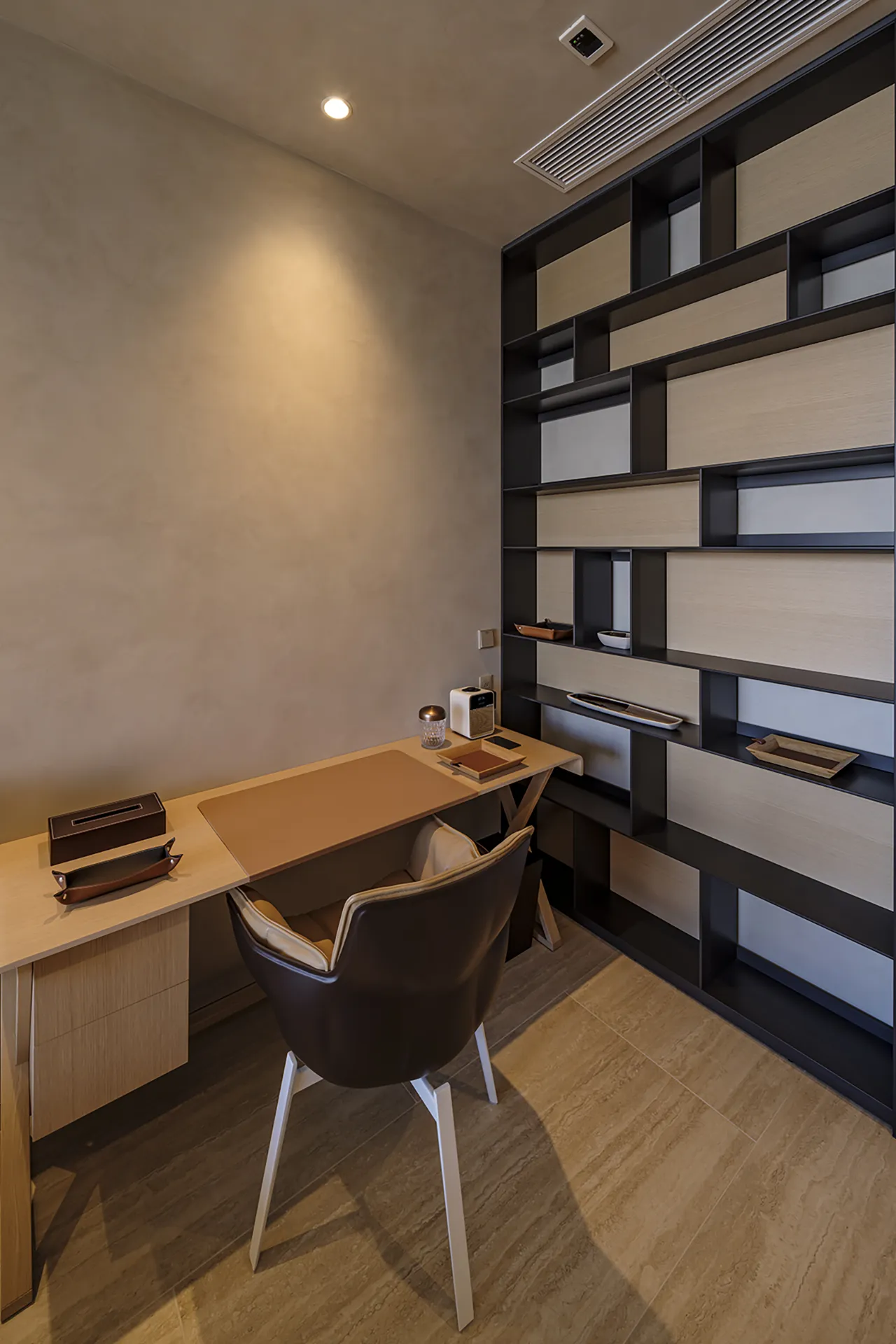 個性的な棚がベッドルームのアクセントに