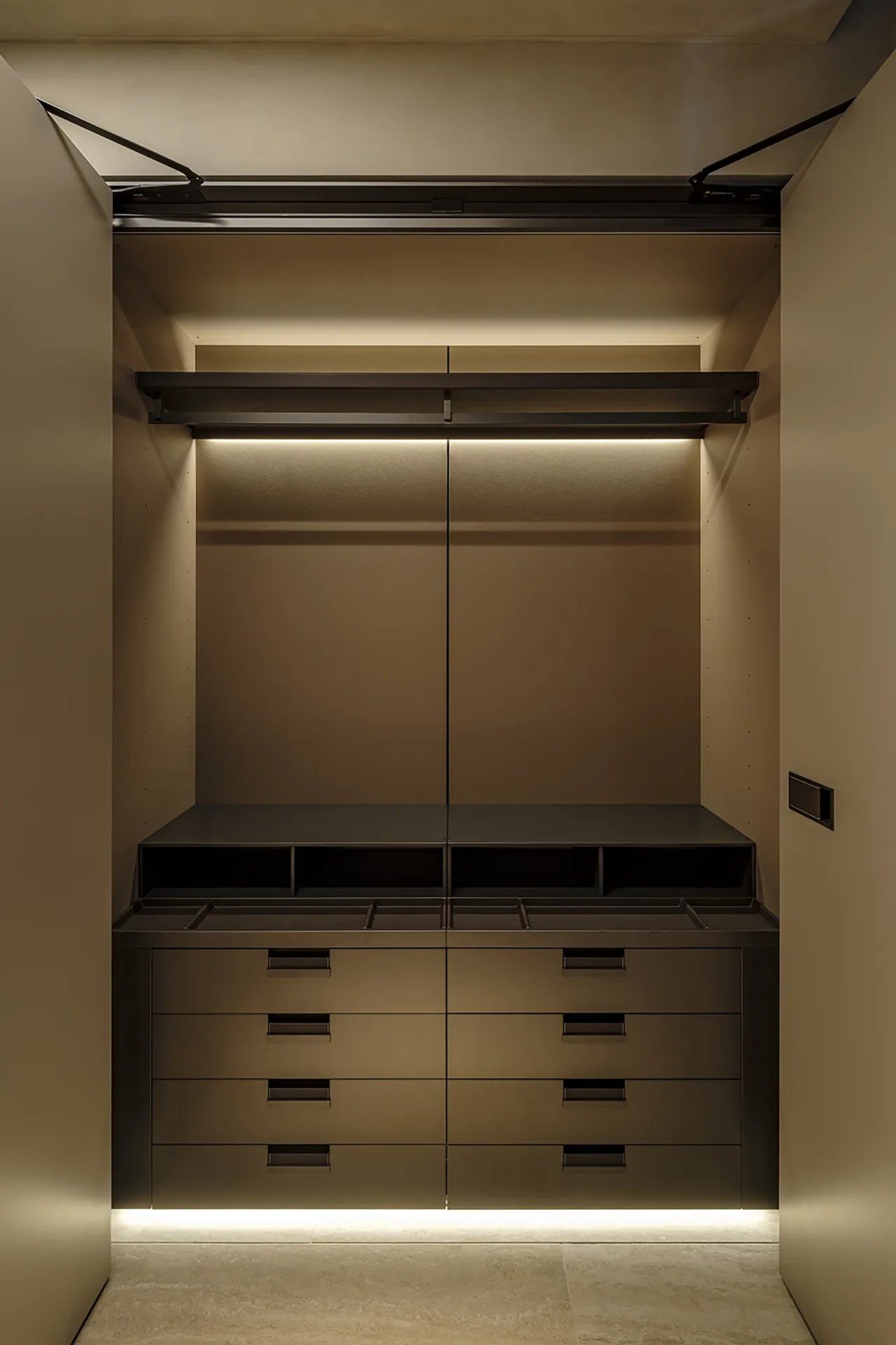 内部に照明を仕込んだクローゼット