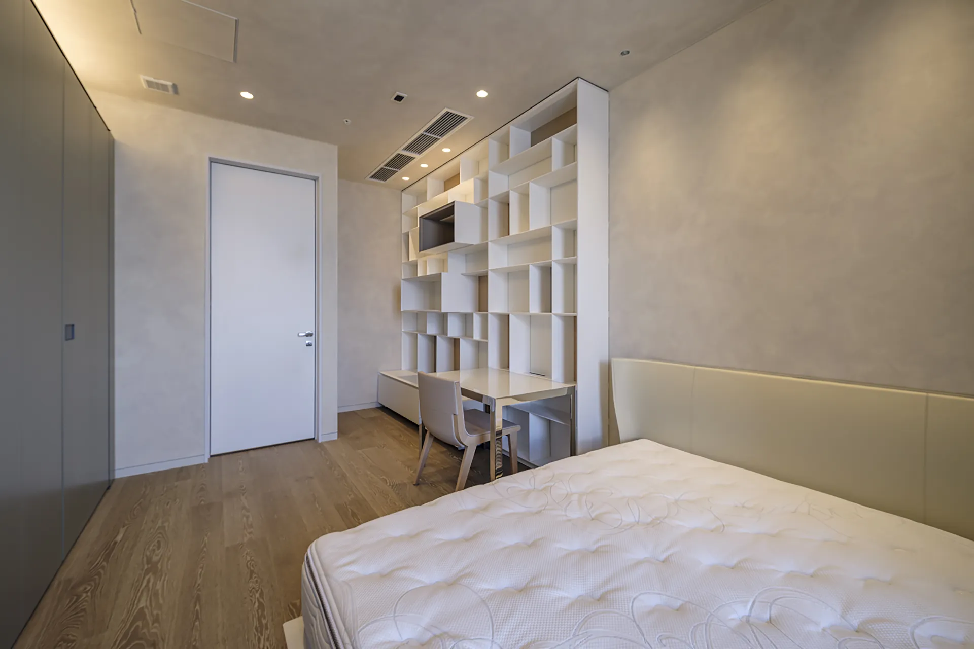 美しい収納の納まりが空間全体をスッキリと見せている