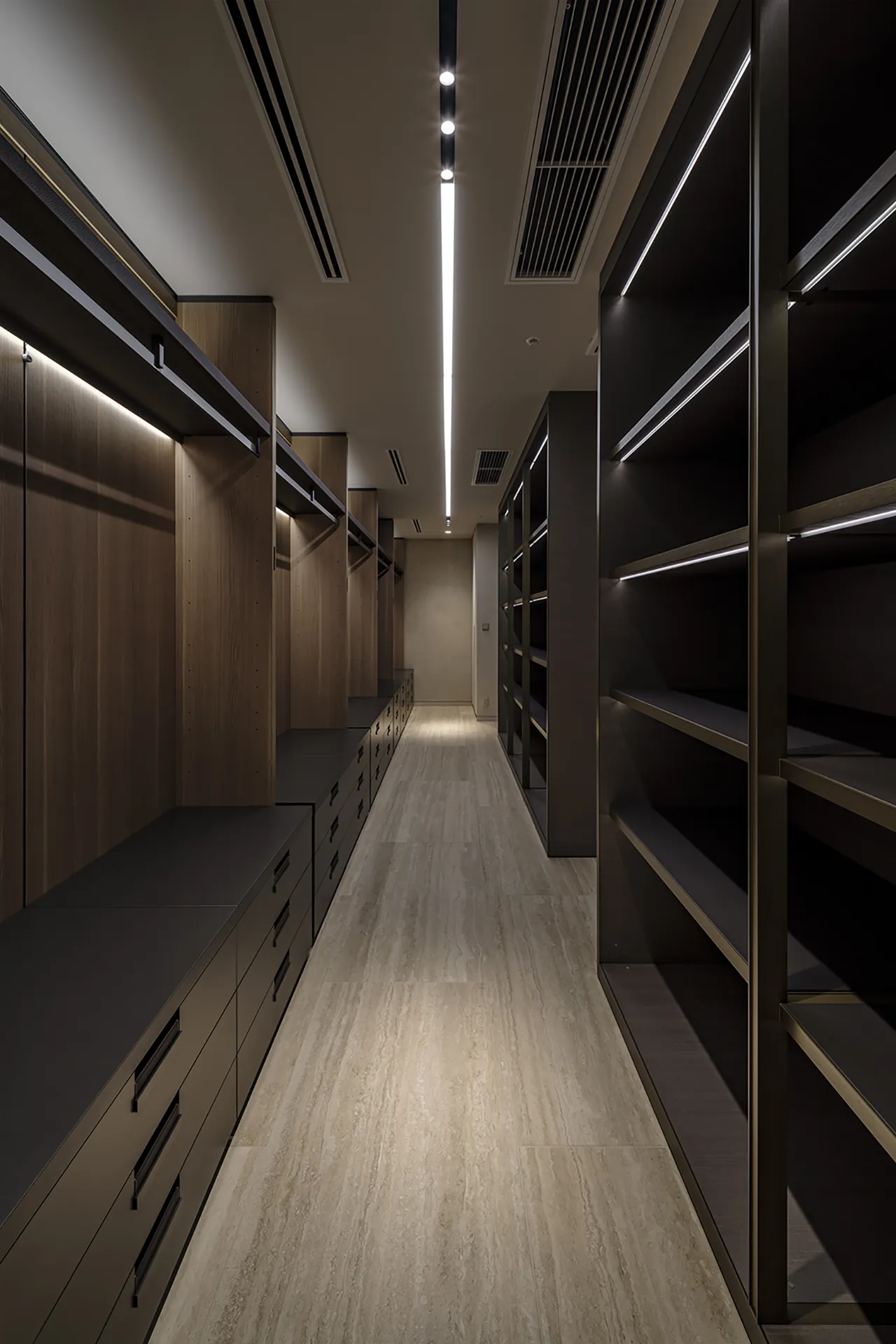 通り抜けできるウォークインクローゼット内