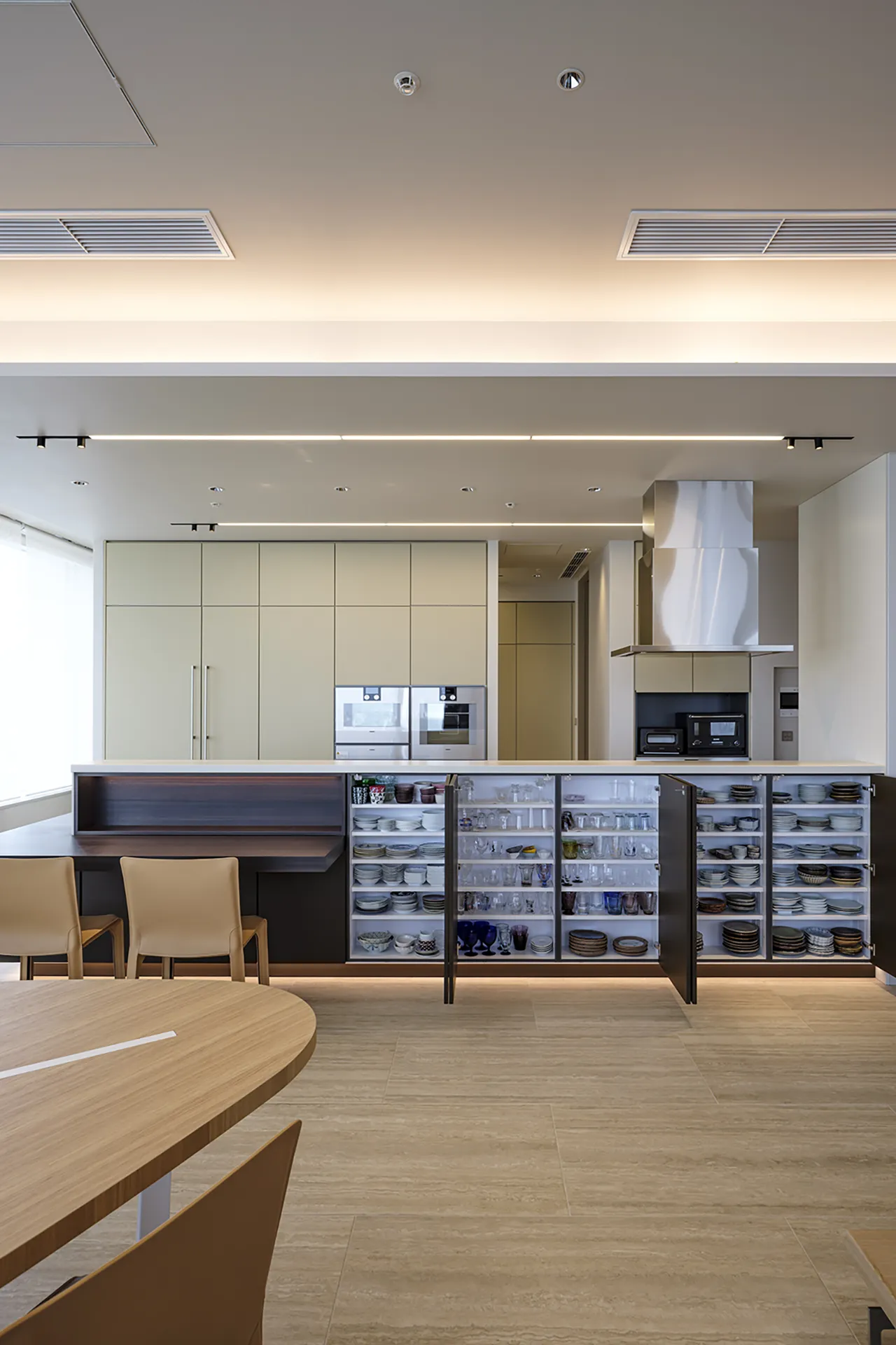 キッチン前には大容量の収納