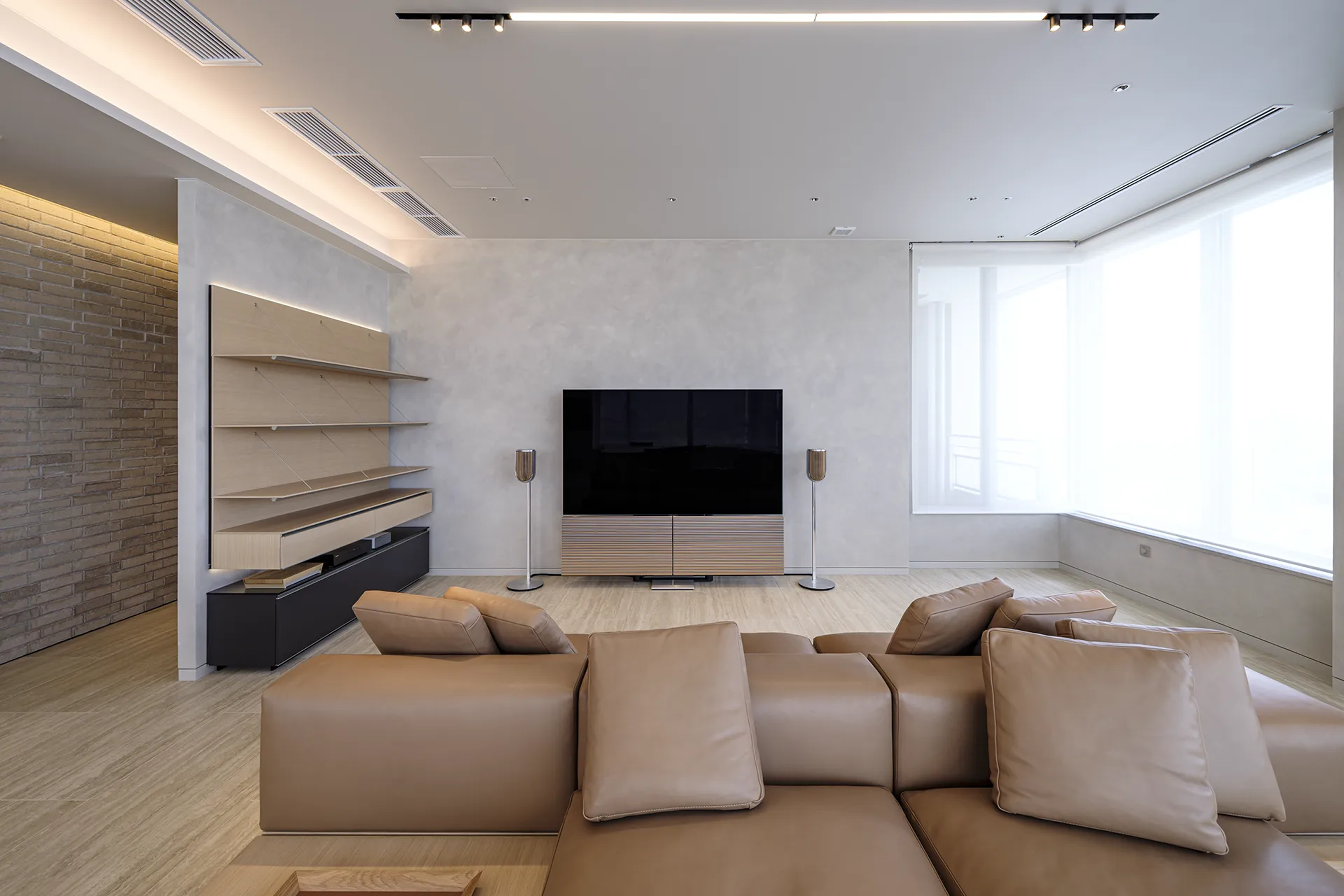 ベーシックな色使いが家具の存在感を引き立てる