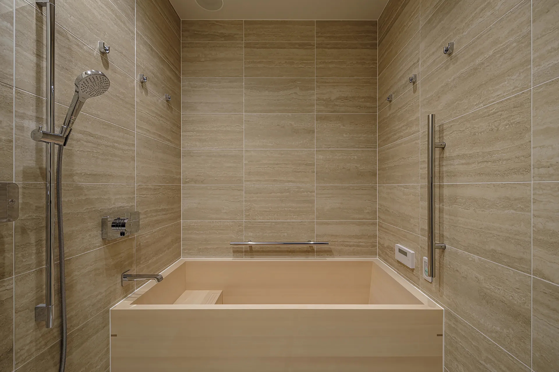 檜の浴槽を設けたバスルーム