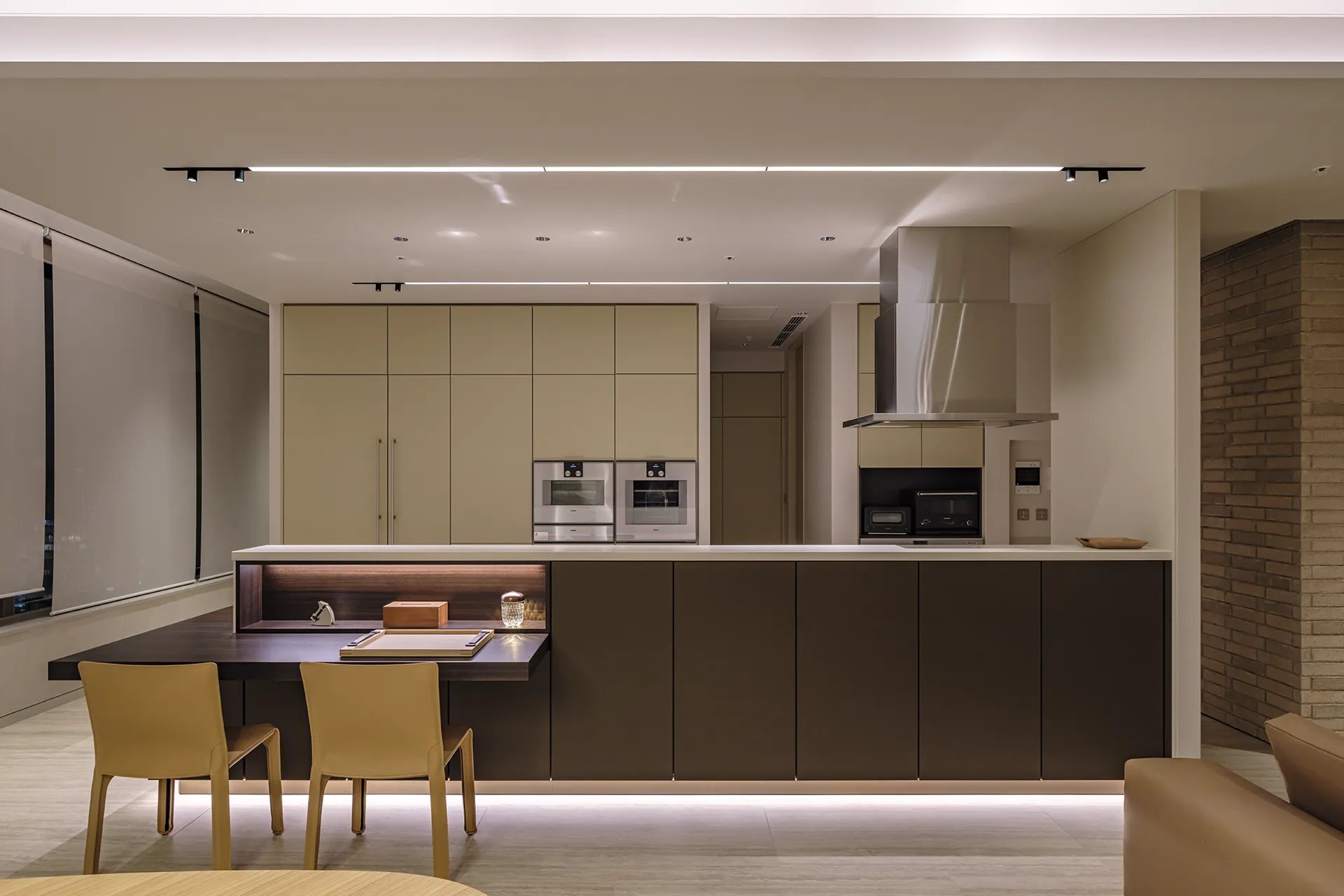 間接照明によりその存在感が際立つ