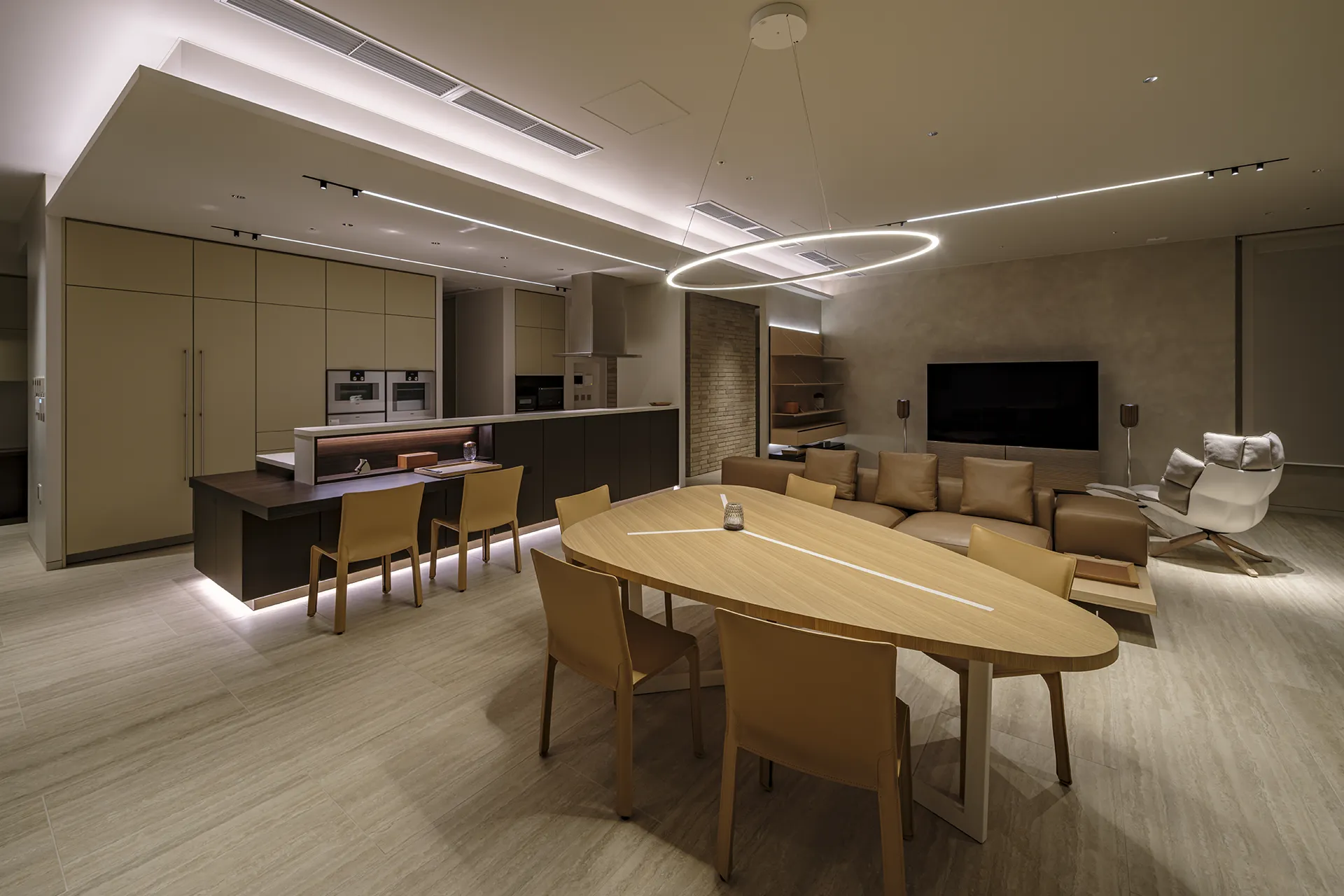 夜は間接光により上質な雰囲気に