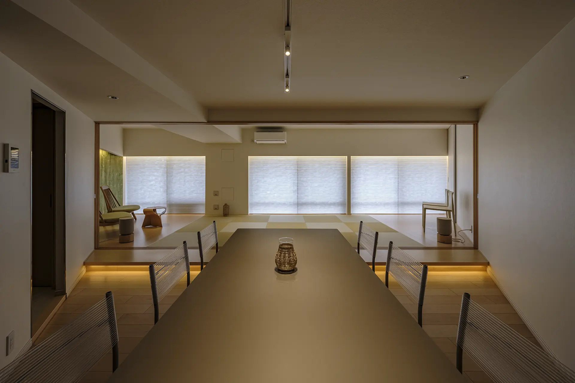 ダイニング側から和室を見る