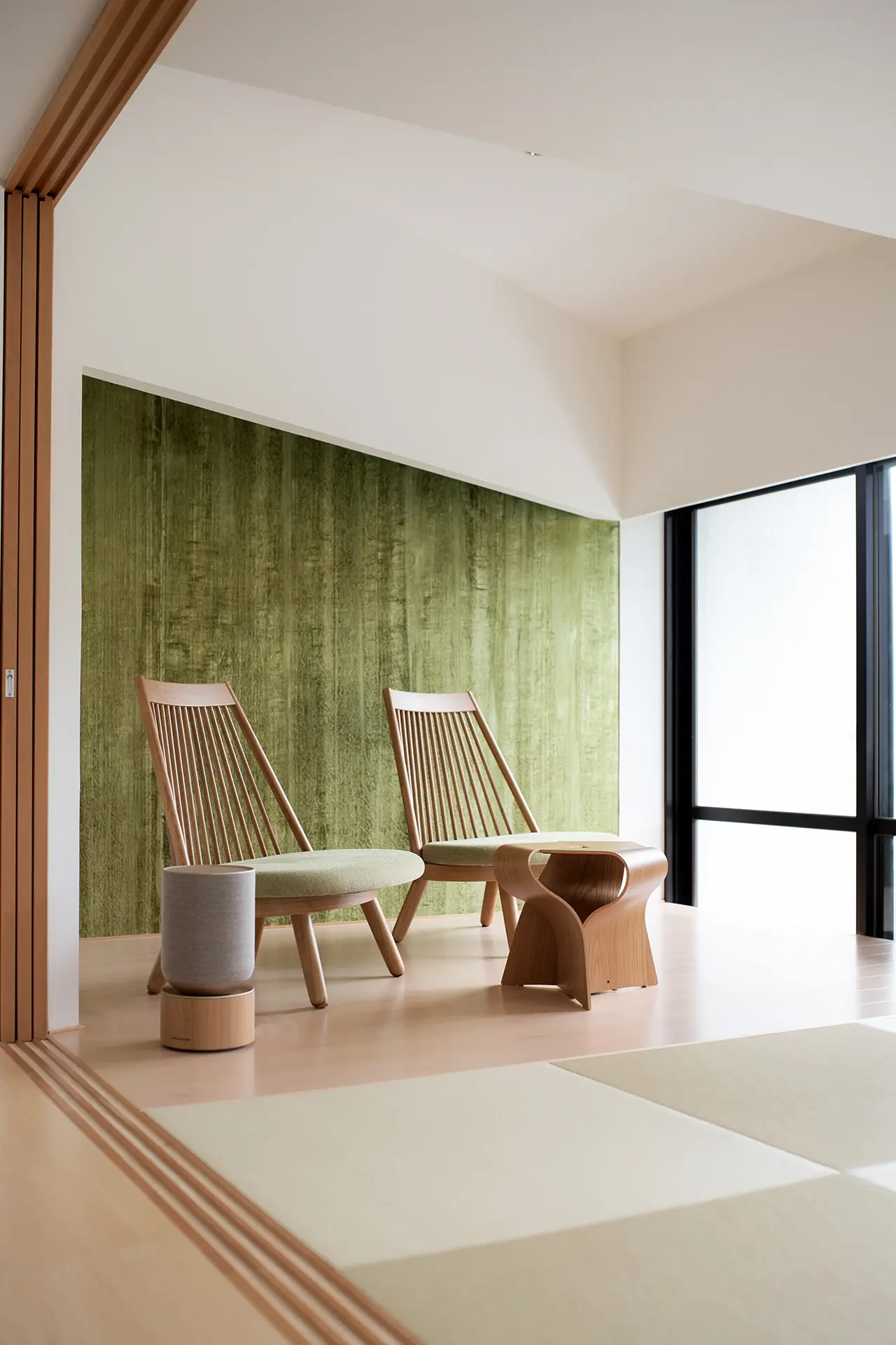 ダイニング側から小上がり側を見る