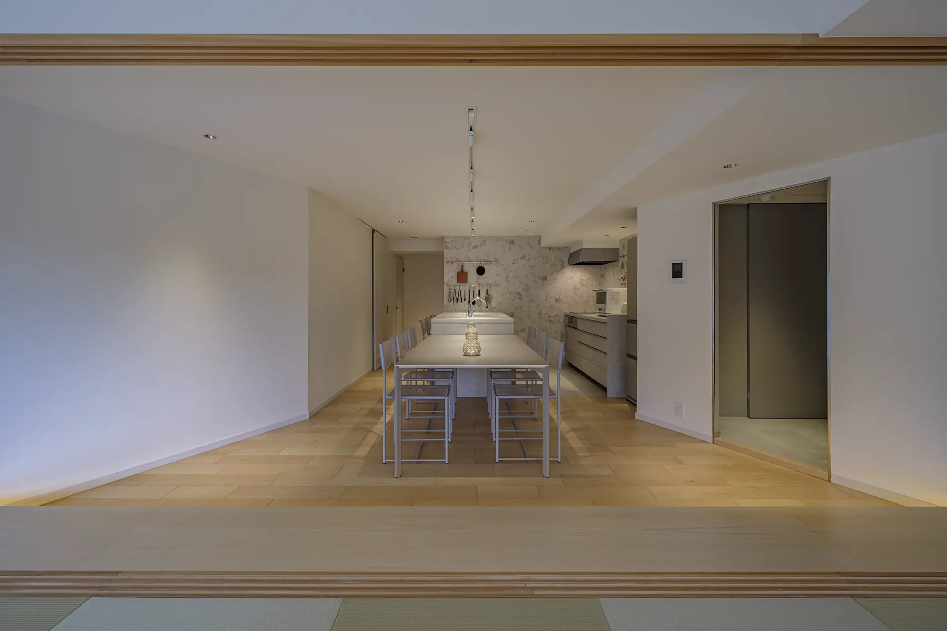 リビング側からダイニングを見る