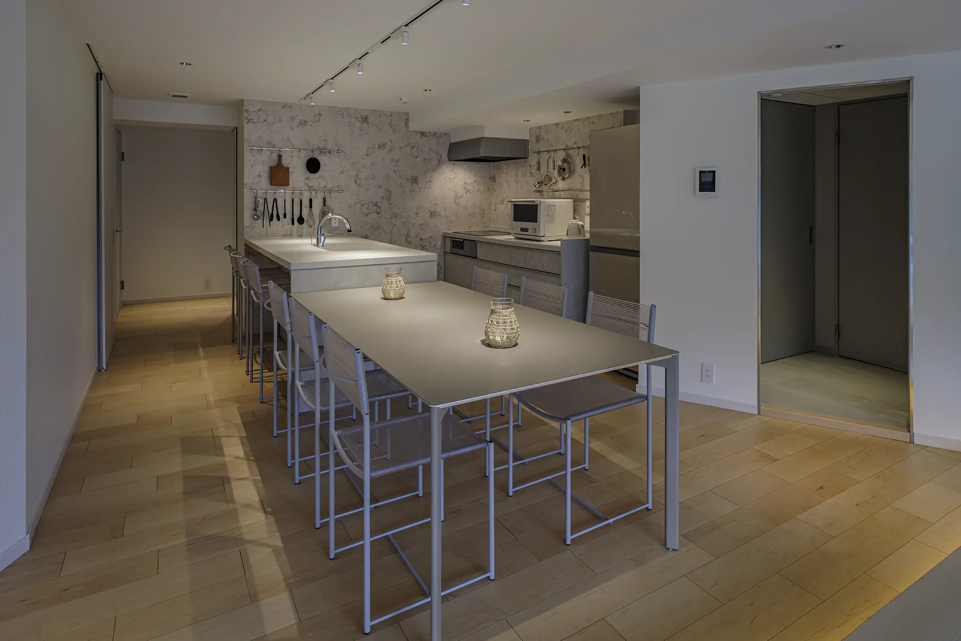 シンプルな家具が空間の存在感を引き立てる