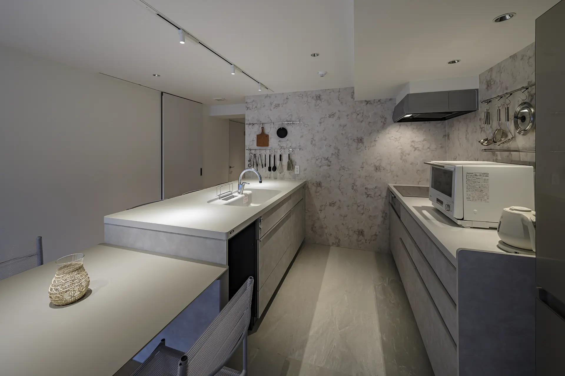 シンメトリックな間取りに合わせて配されたペニンシュラ型キッチン