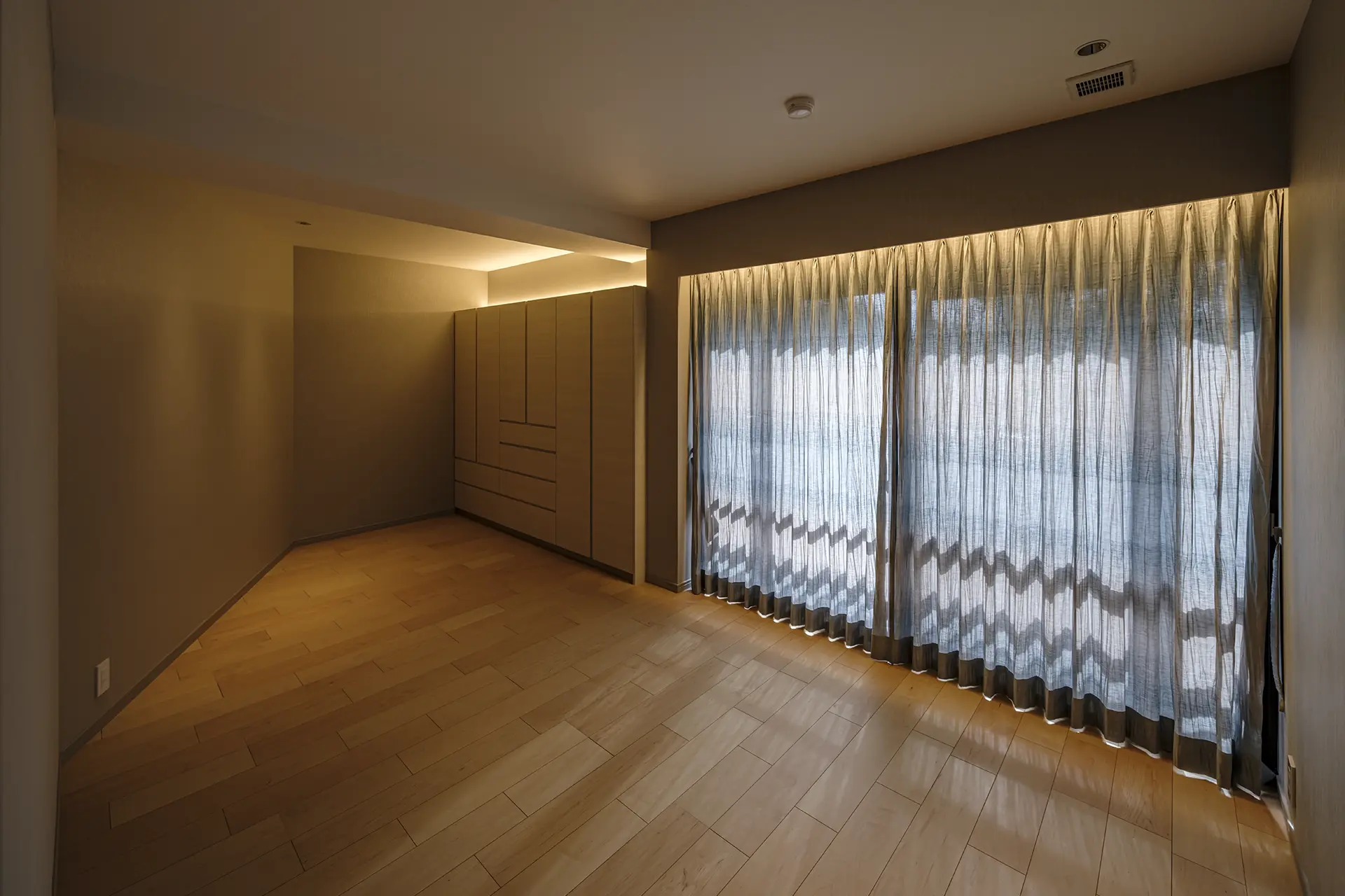 リビングと斜めの壁を挟んで位置する寝室