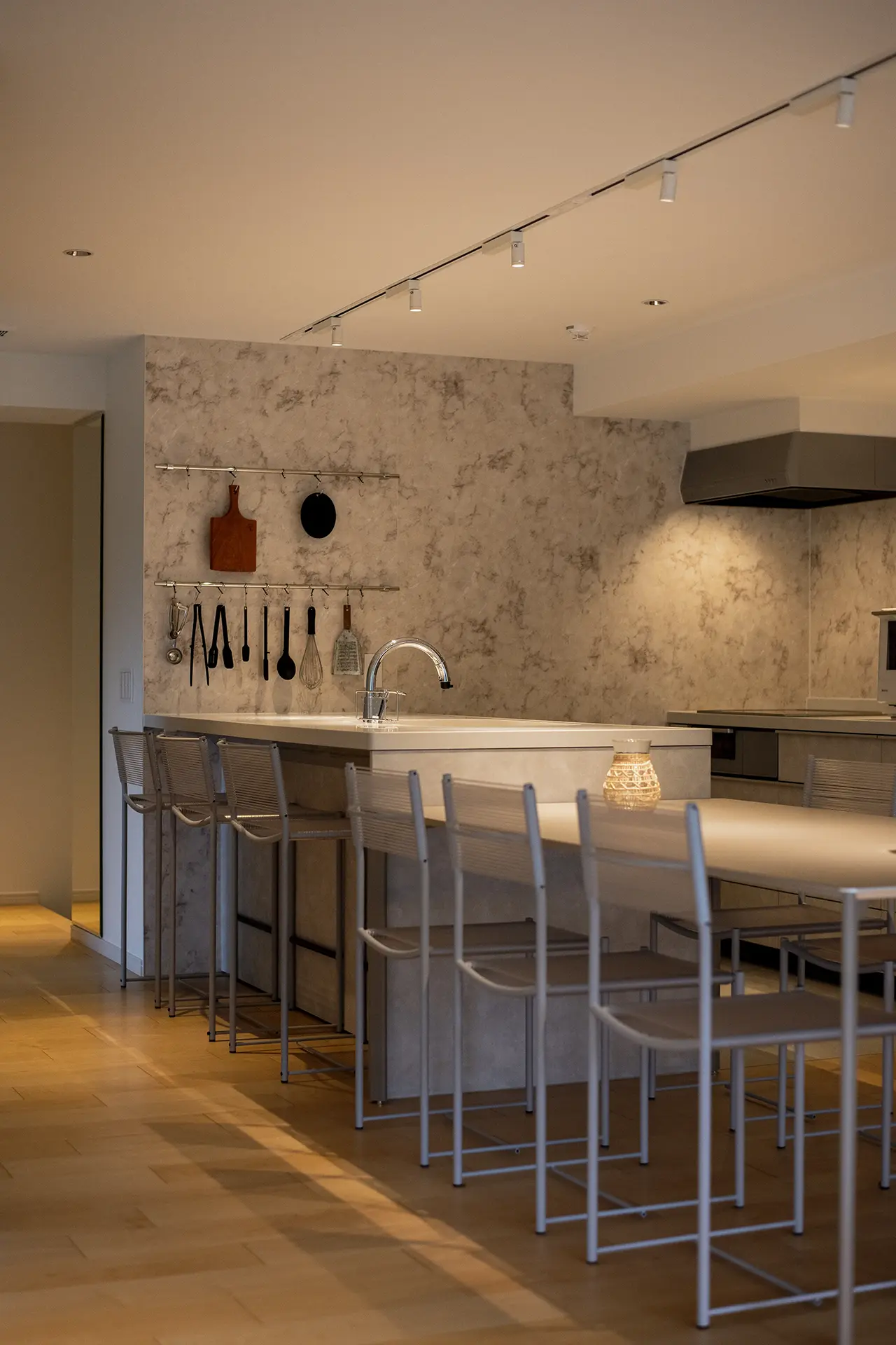 和室からダイニングを見る