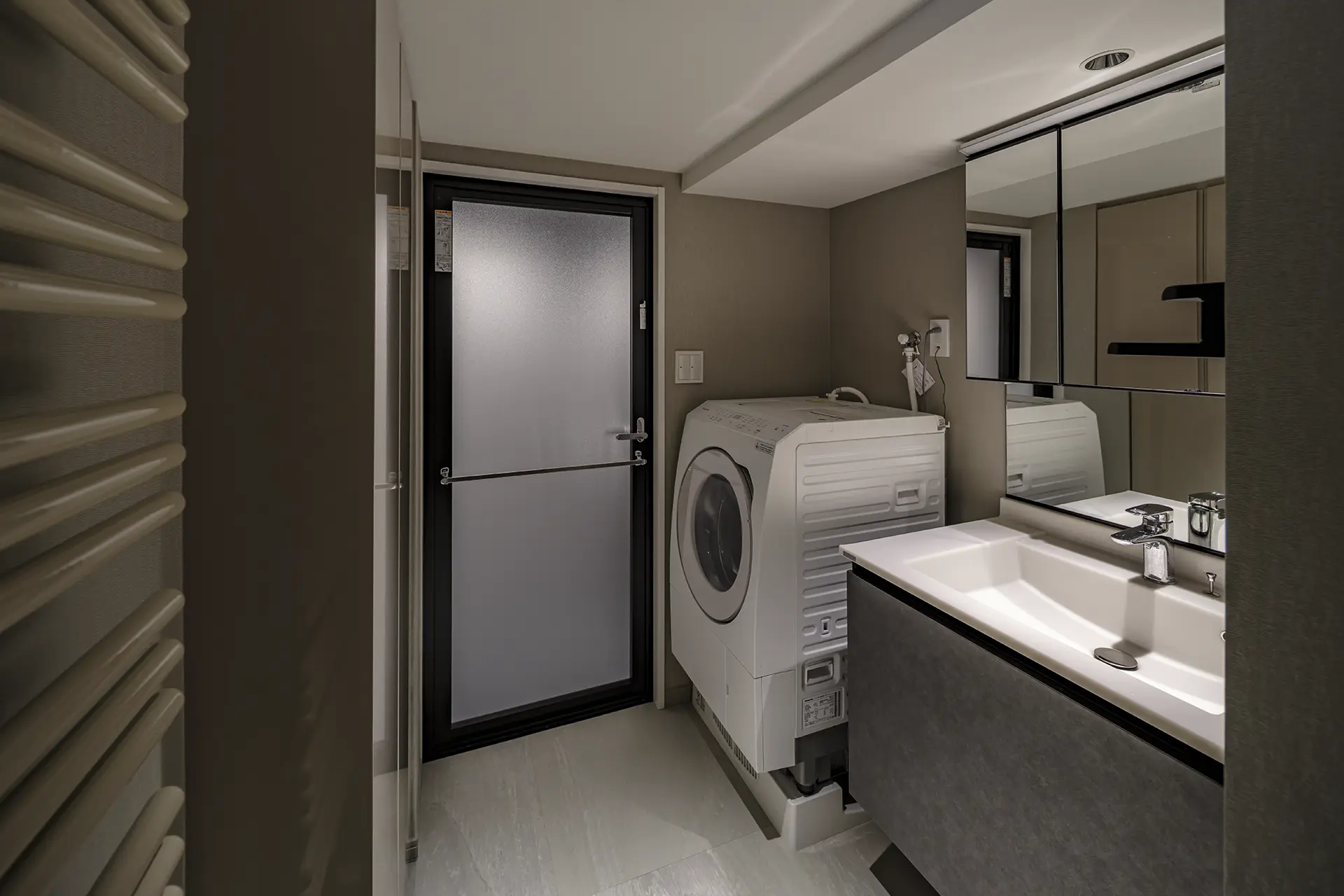 コンパクトなスペースにも大きな洗面台やタオルウォーマーといった機能的な設備を配置