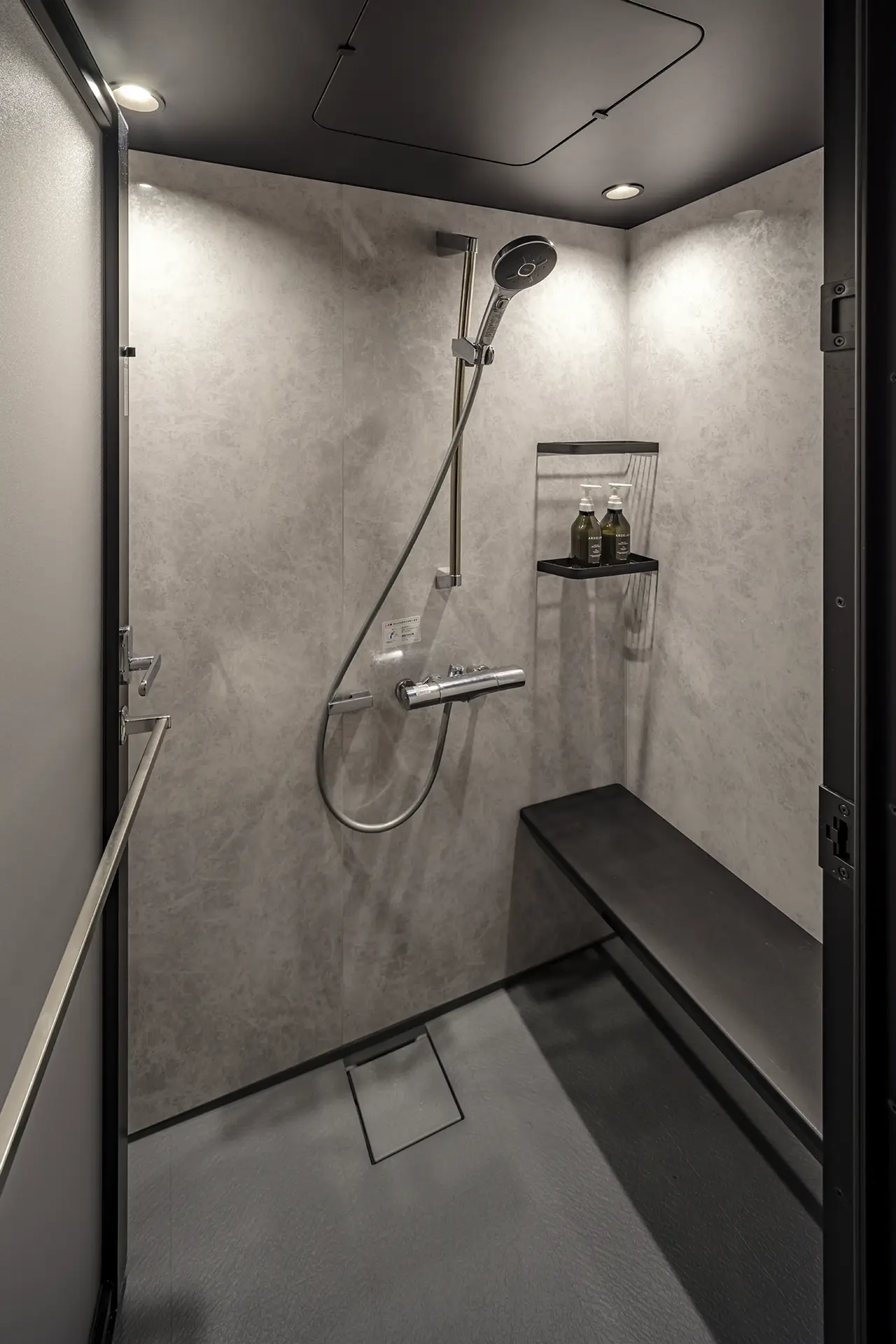 バスタブをなくしシャワーブースだけを設置