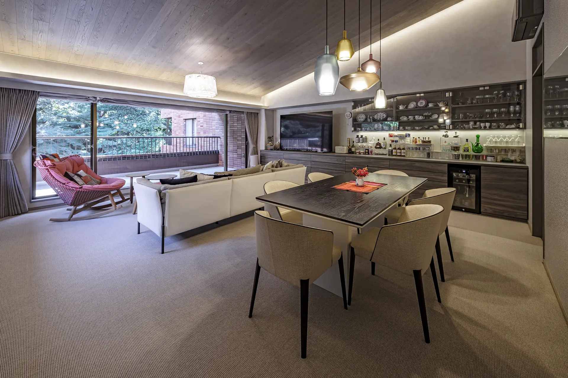 勾配天井の開放的なLDK