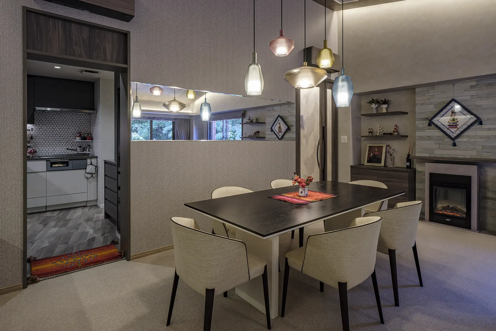 ダイニングの壁には緑を映すミラーを配置