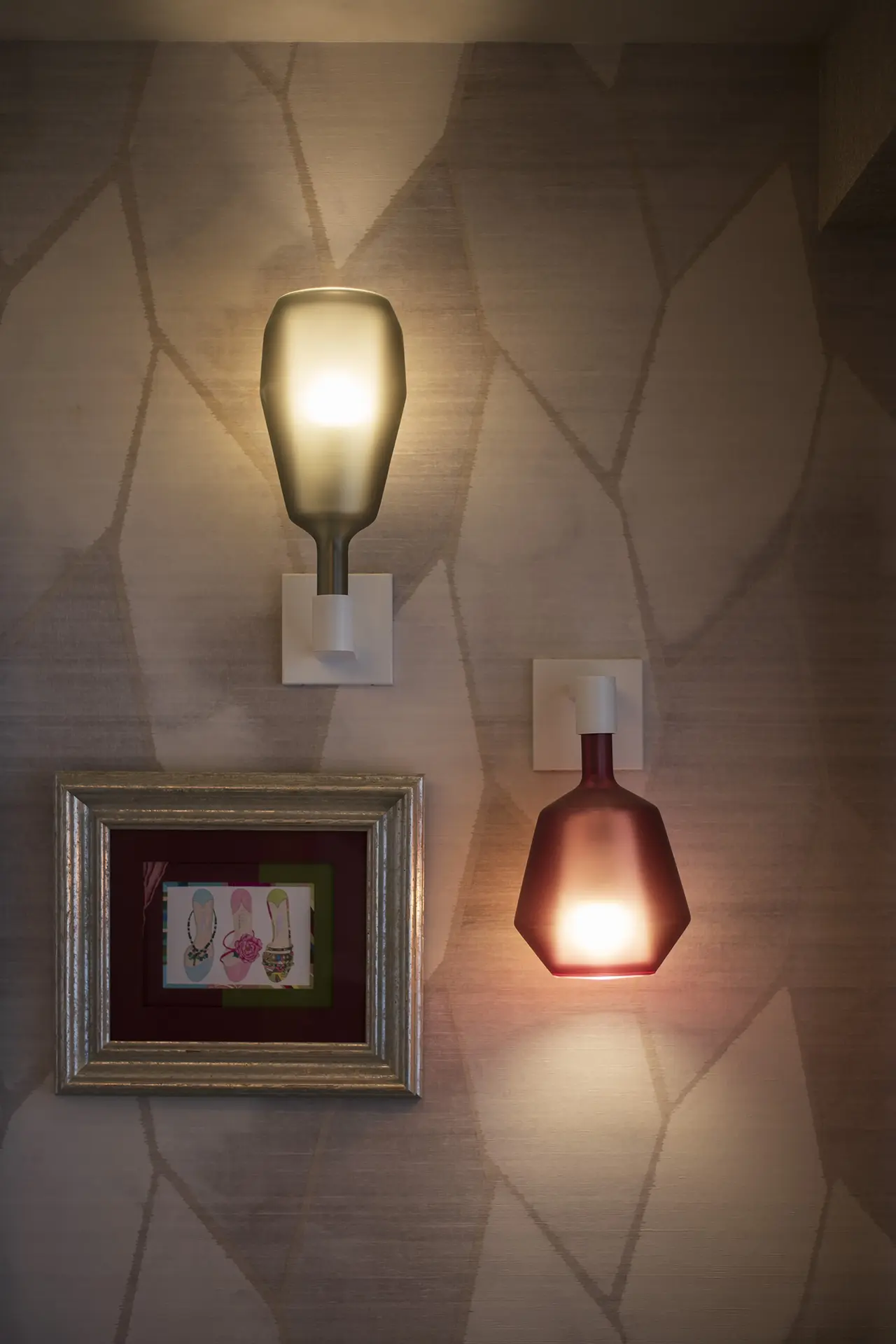 お施主様がつくったアートとリンクする照明や壁面のクロス