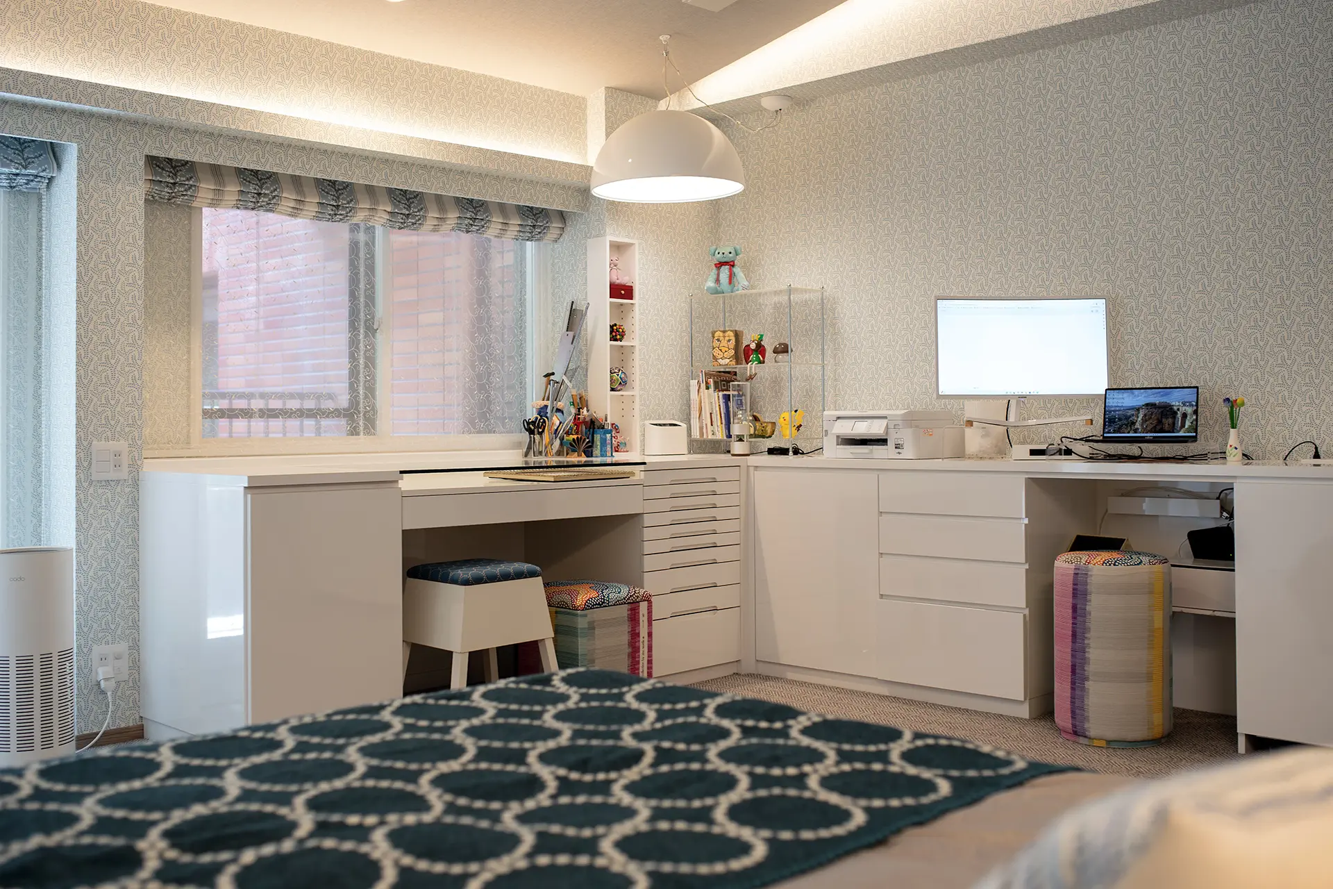 寝室の一角に設けられたワークデスク