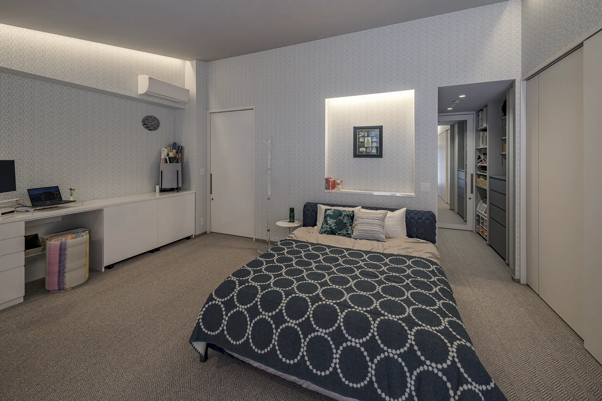 特徴的なクロスやアートを飾るスペースを設けた