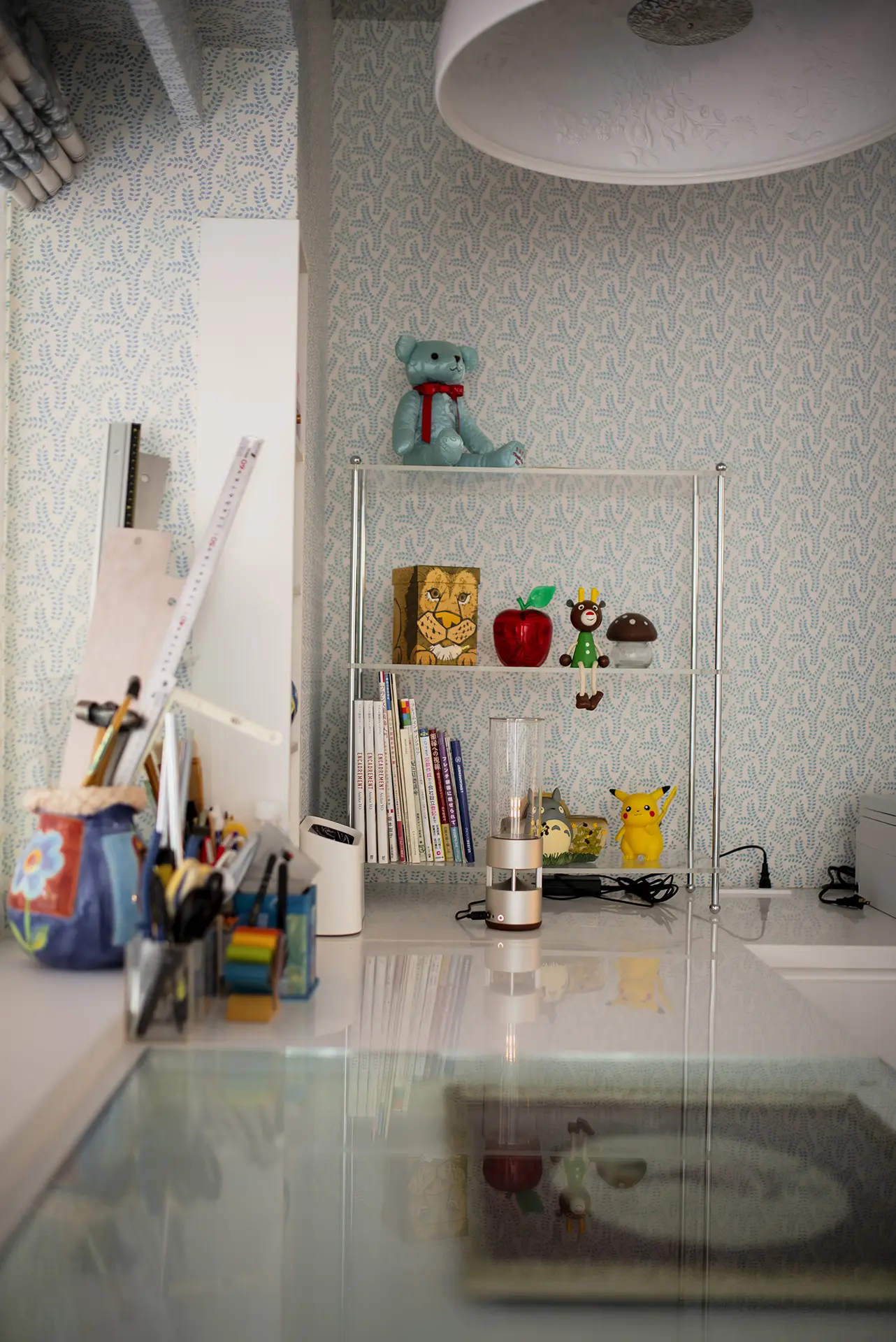 広々としたつくりのワークデスク