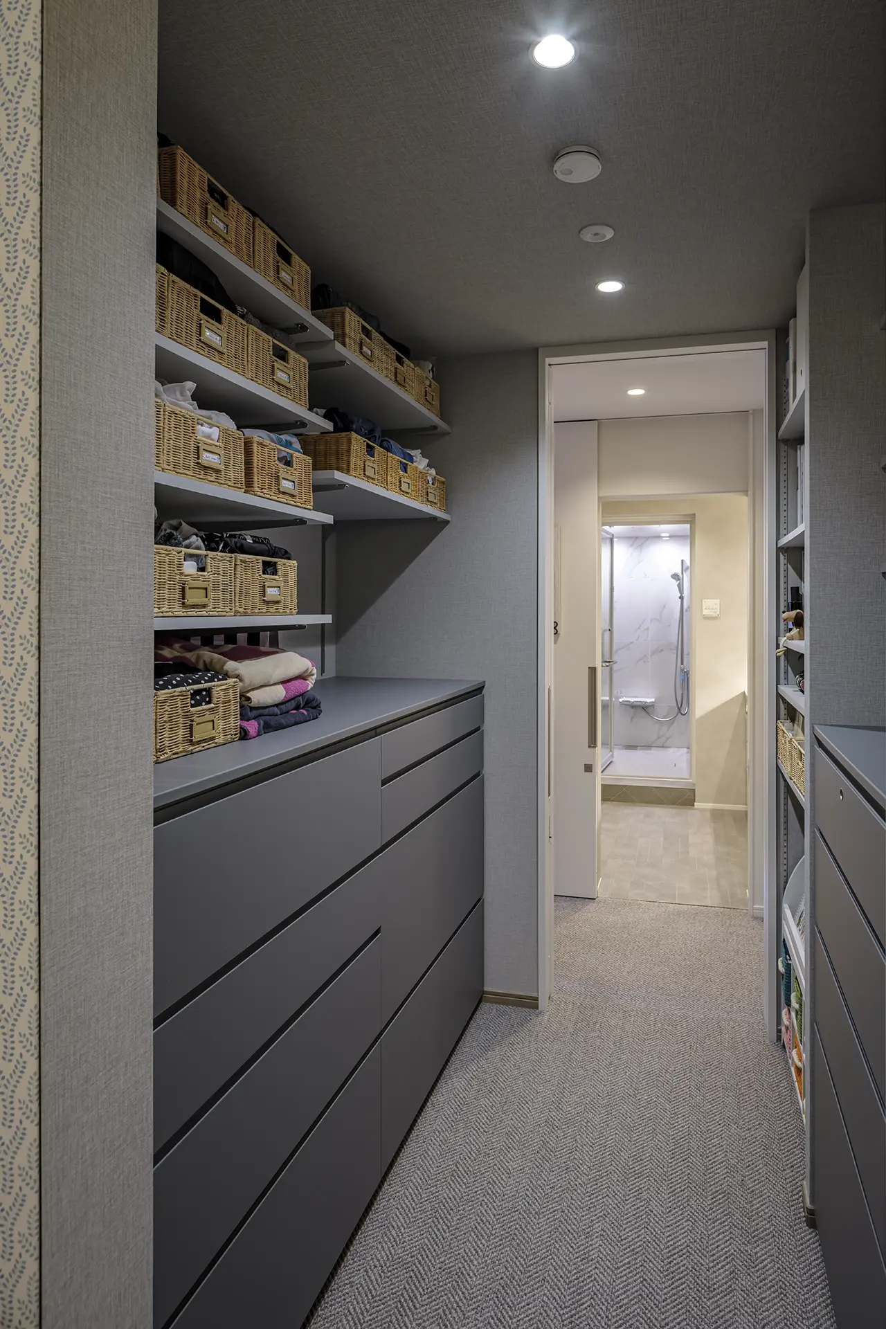 お施主様の小物に合わせて収納のサイズを細かく調整した