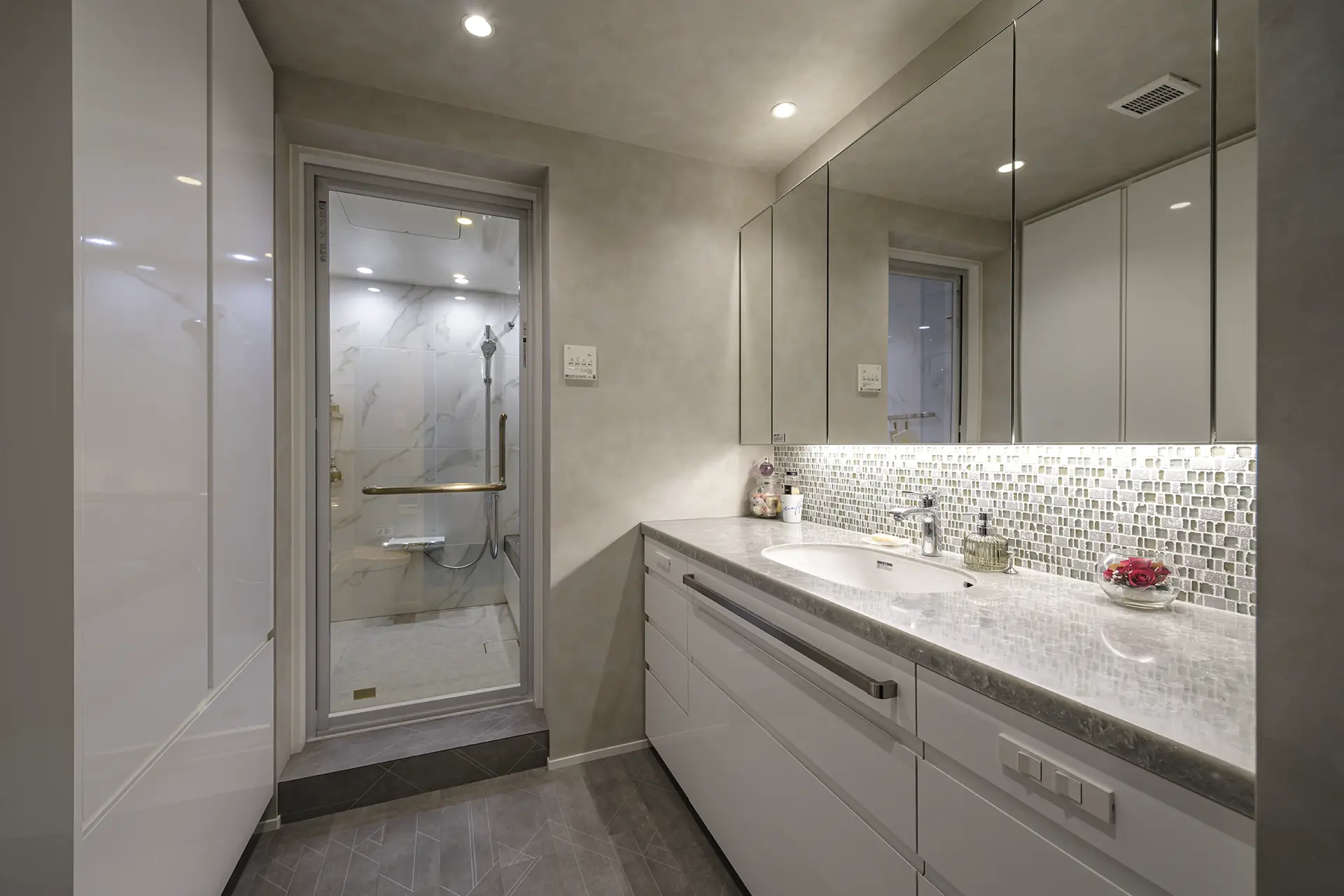 洗面台の立ち上がりにはタイルを用いた