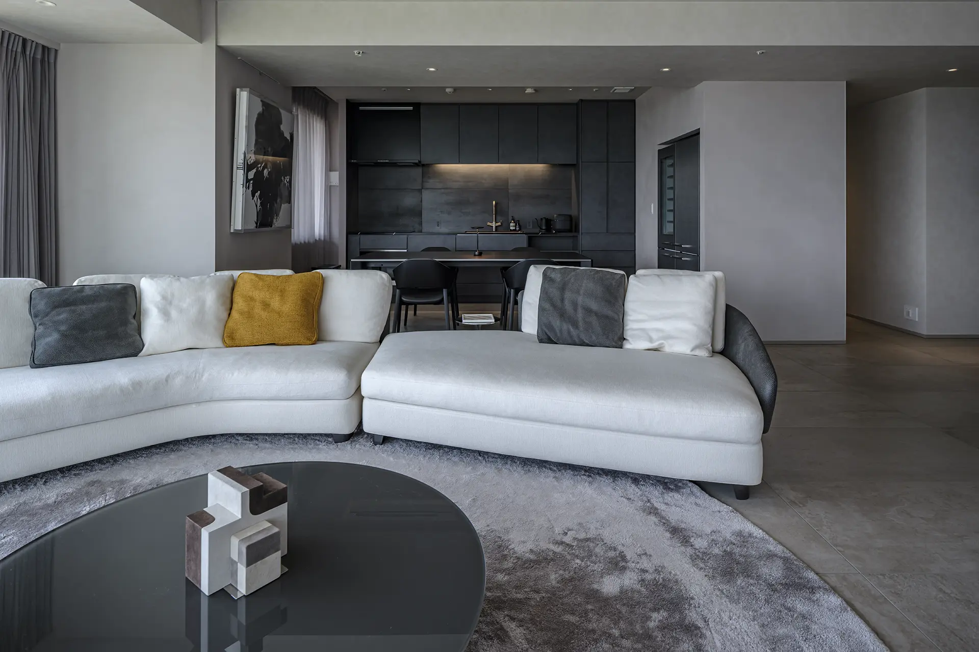 リビングが主役になるノイズレスなインテリアデザイン