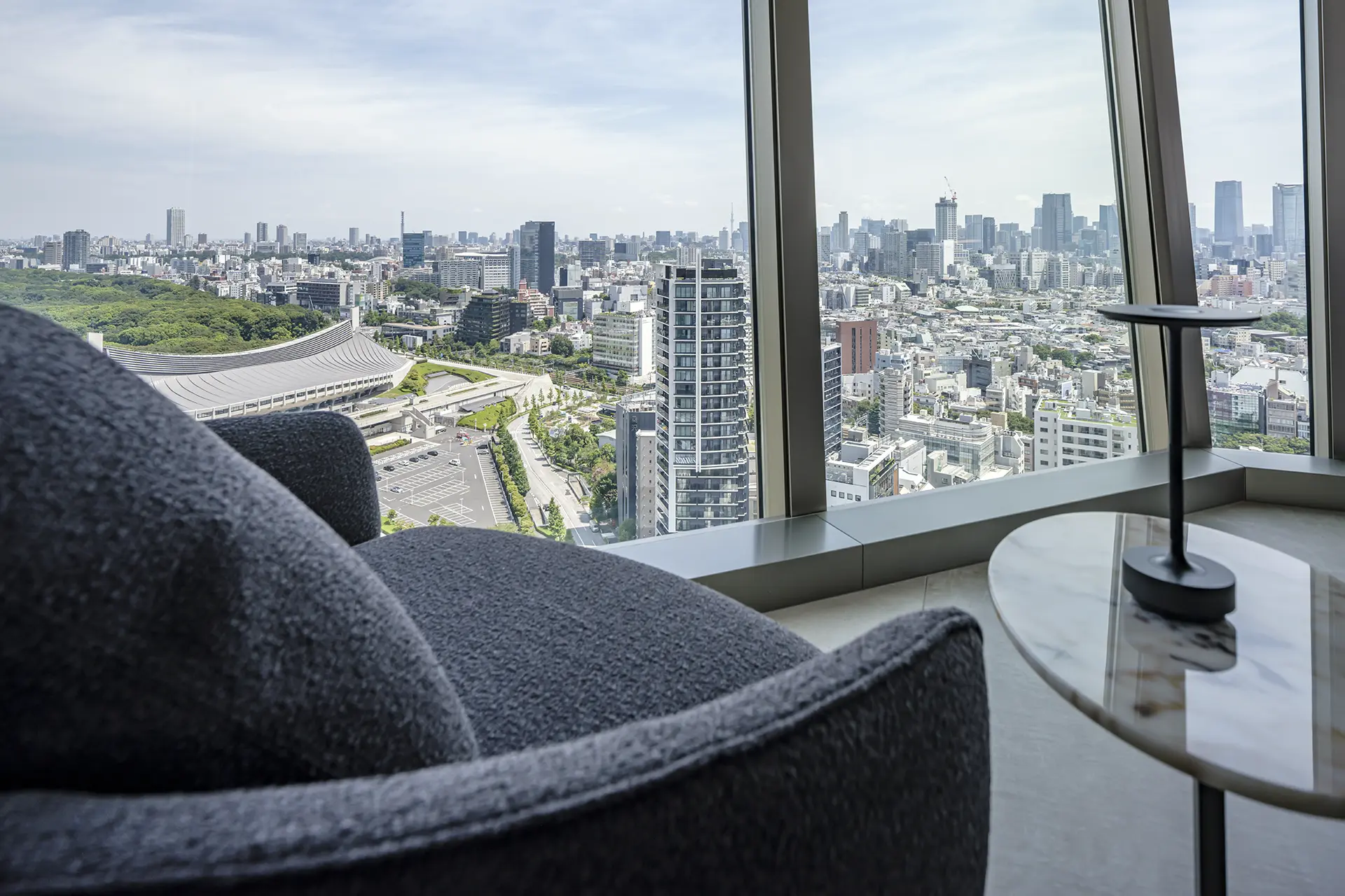 都心の緑を借景とする窓辺