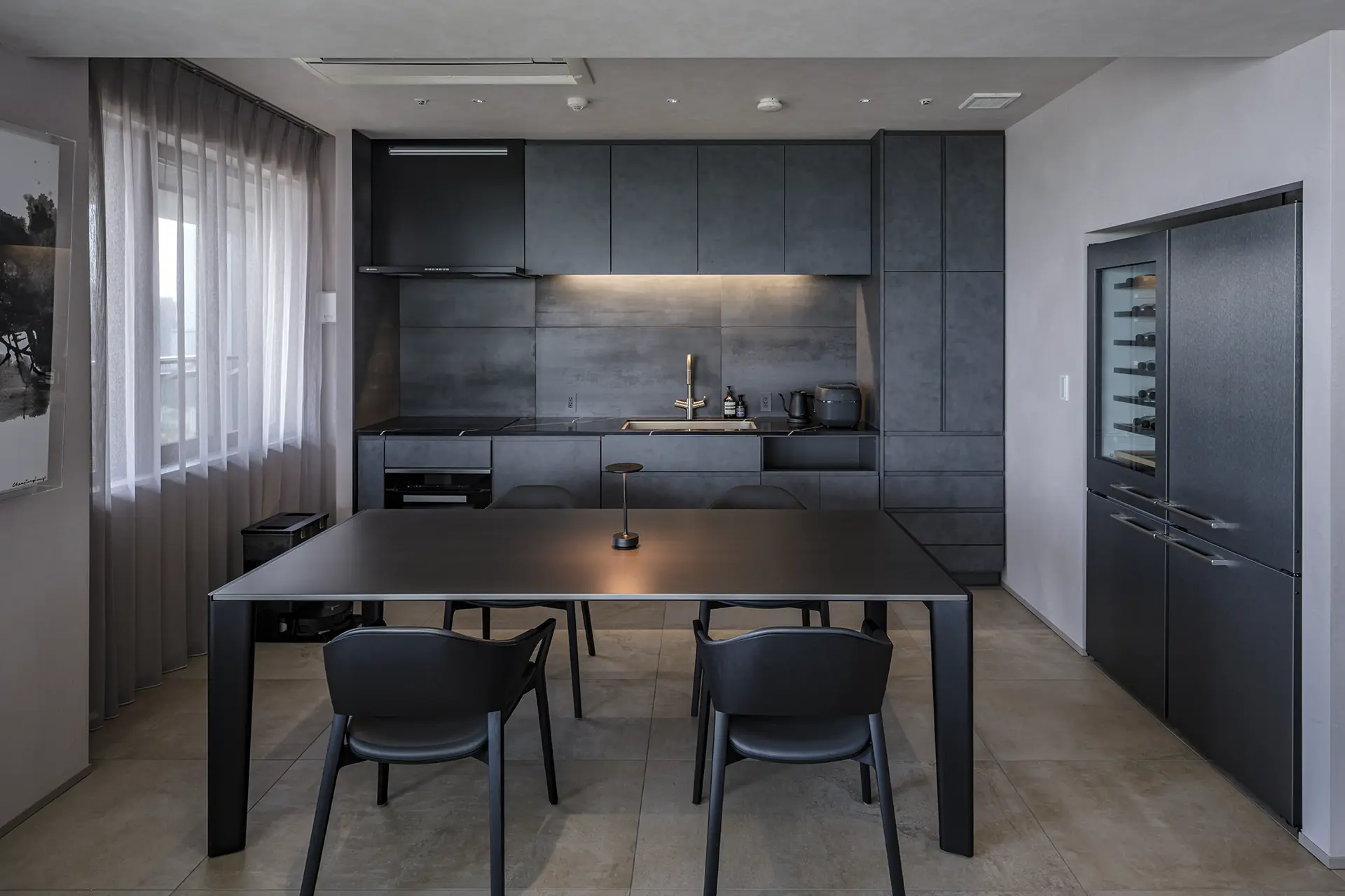 落ち着いたトーンでまとめたダイニングキッチン