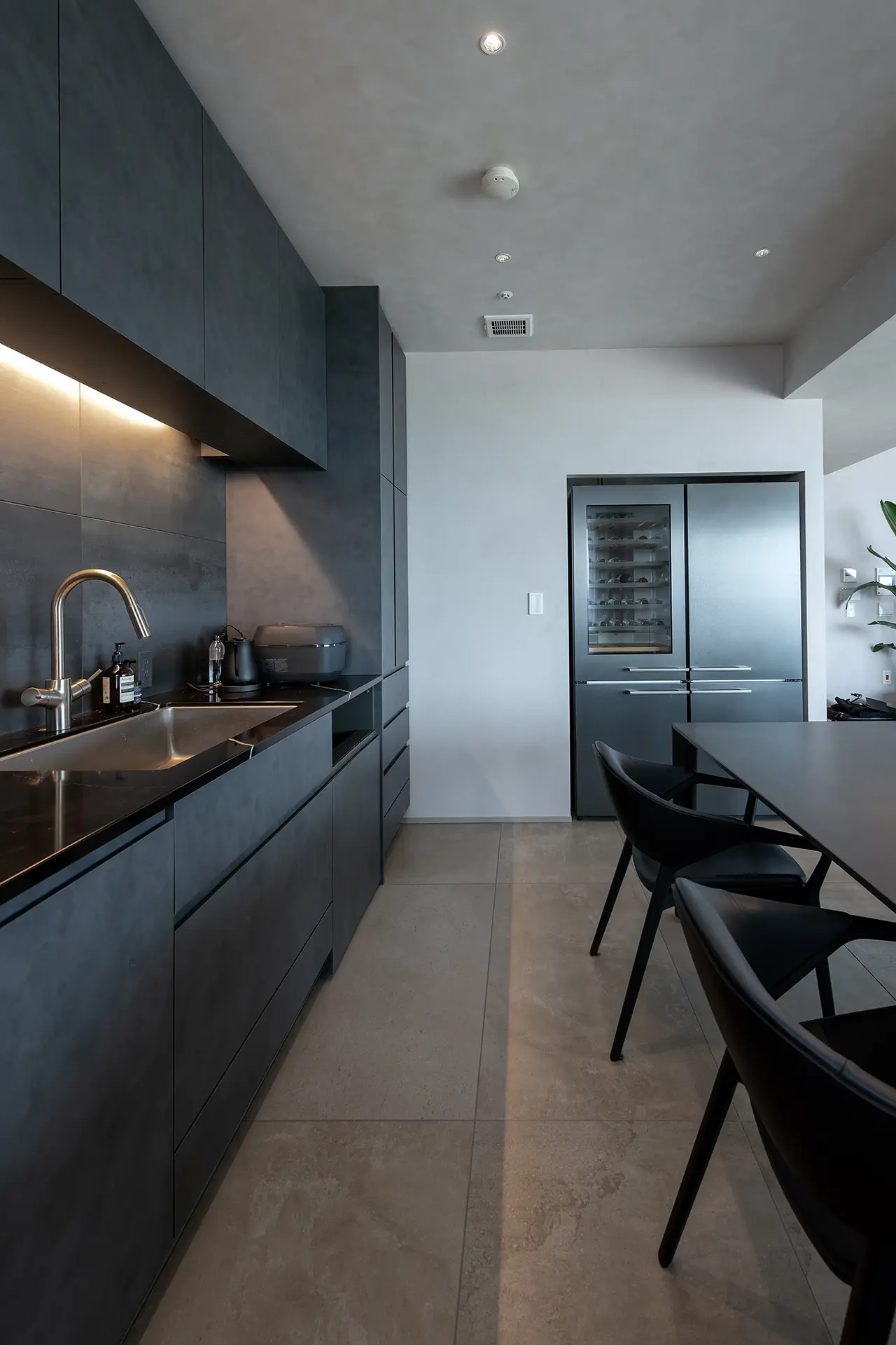 天井はあえてダウンライトを減らしている