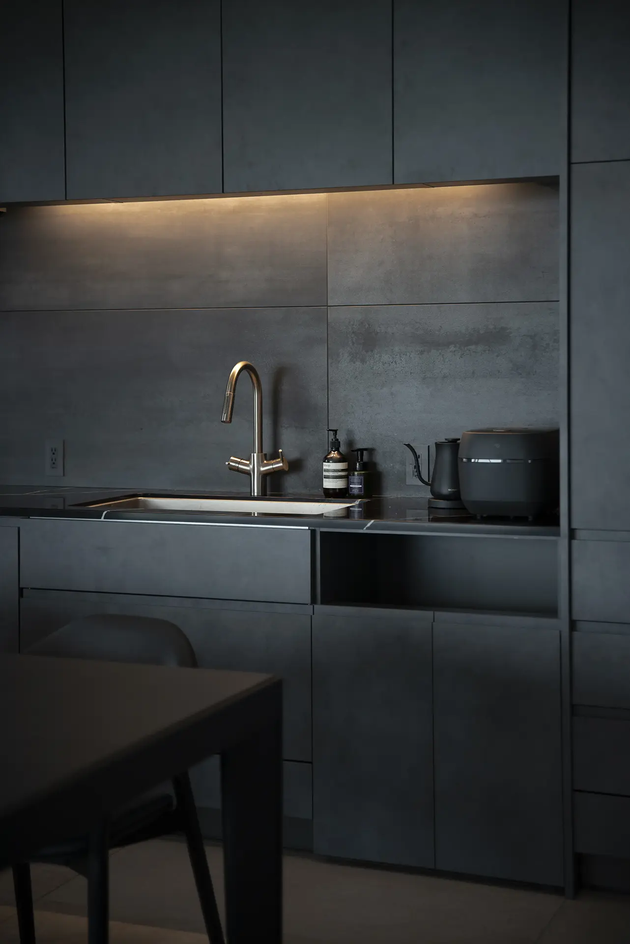 キッチンの一部には間接照明を設置