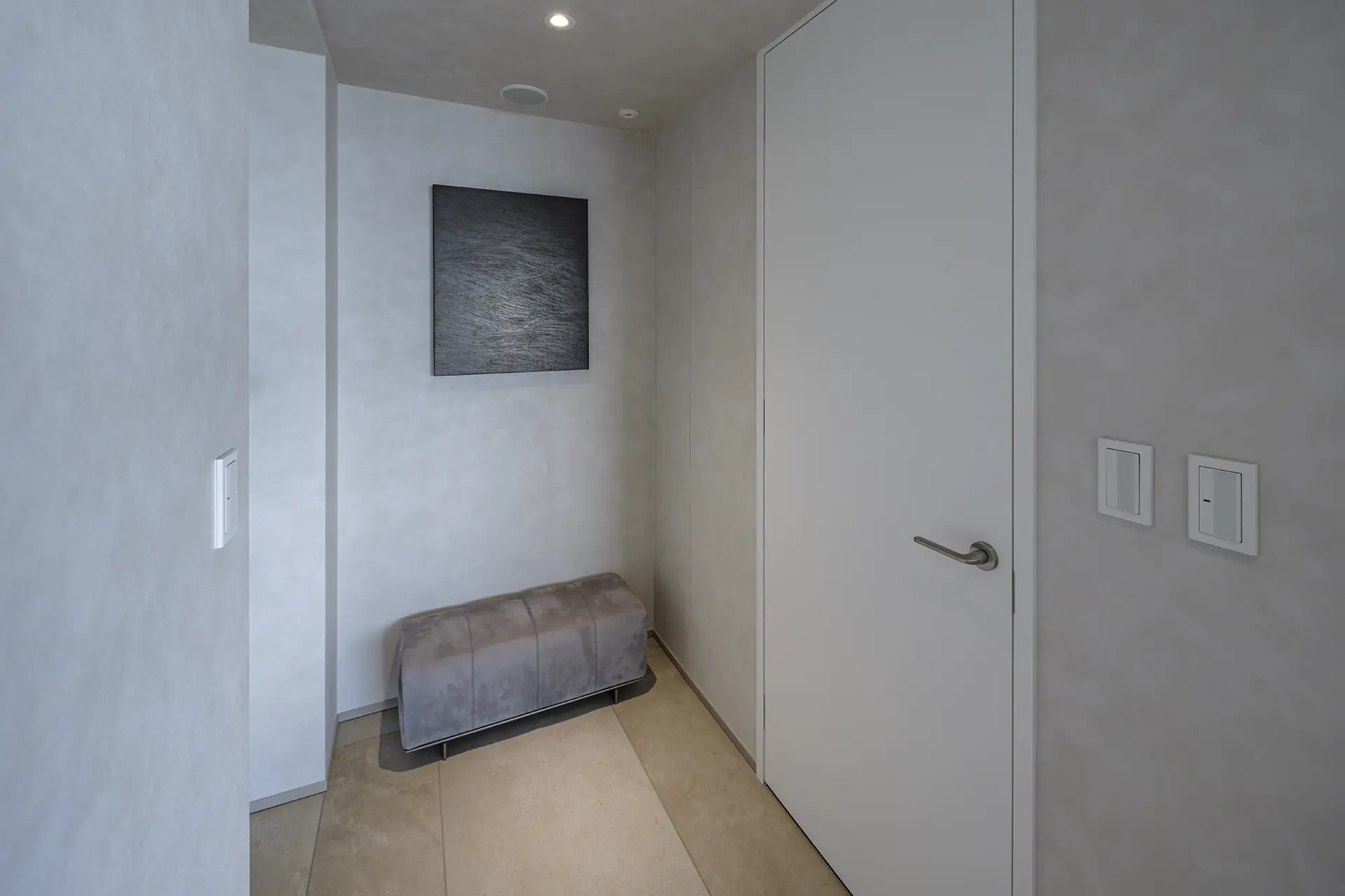 廊下の一角にはベンチを配置