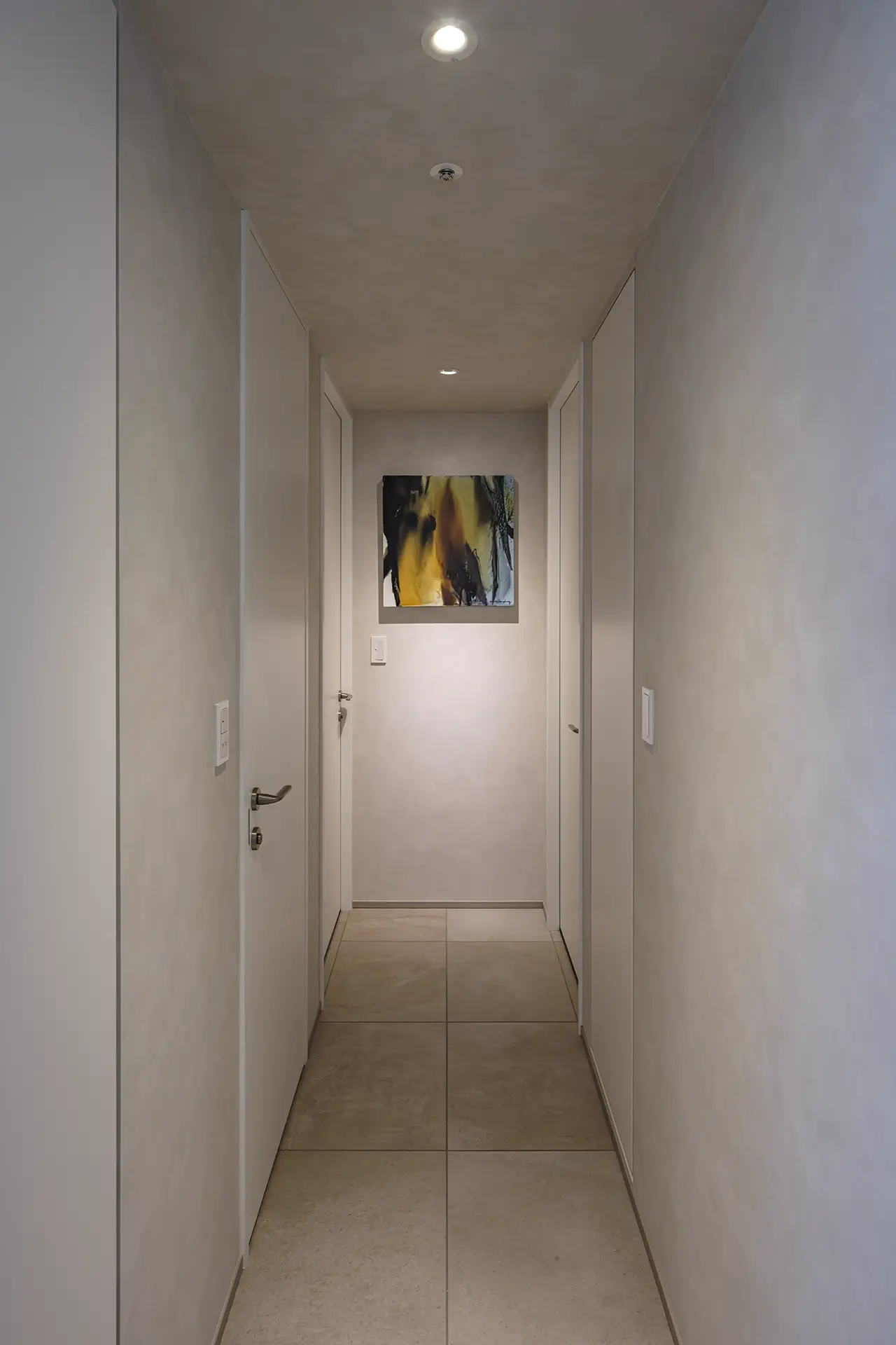 お施主様セレクトのアートが空間のアクセントになっている