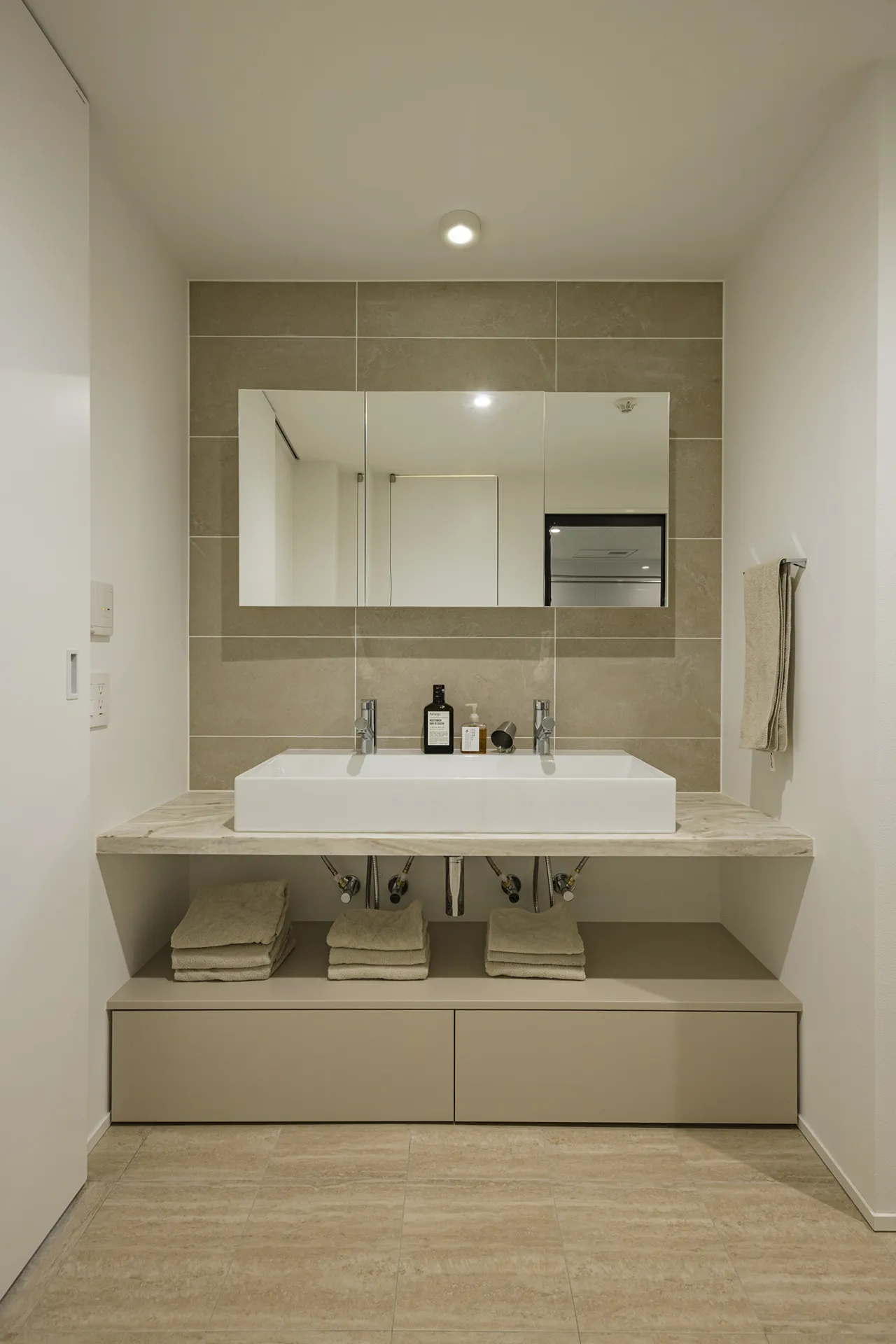 ベージュを基調とした洗面室