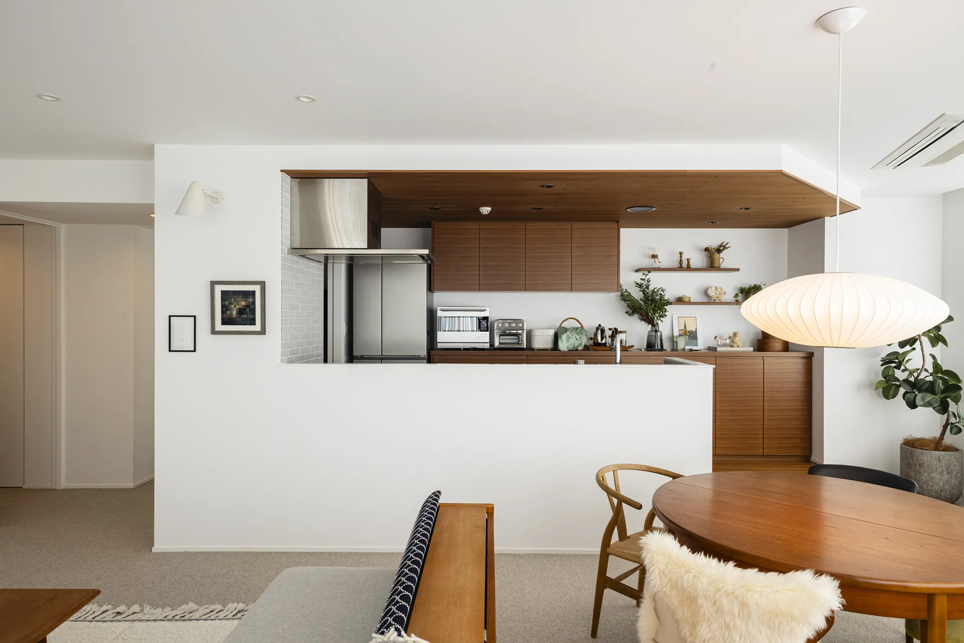 既存の仕切られた空間をオープンにしたキッチン